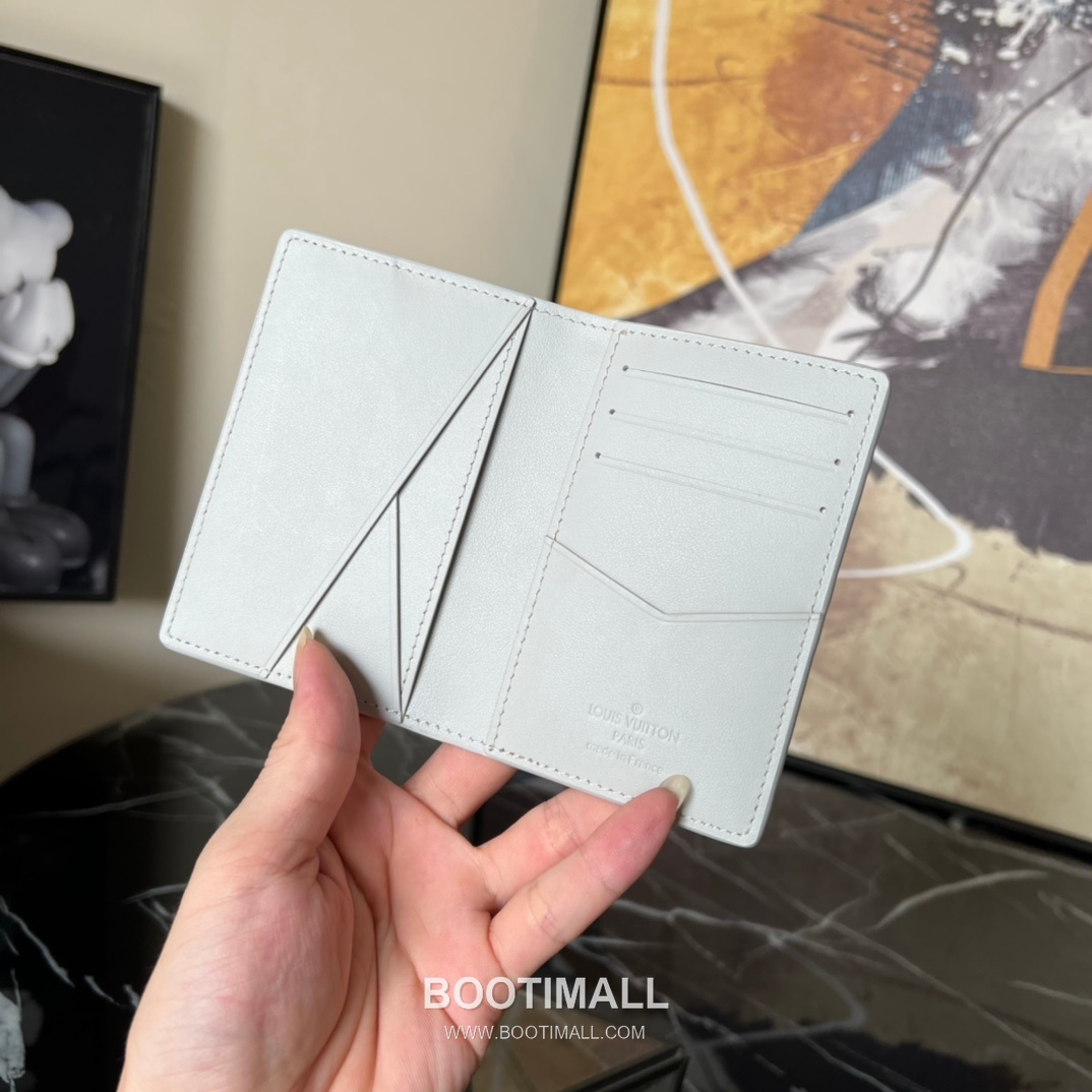 Louis Vuitton Pocket Taurillon Leather Wallet with Card Slot Pocket Detail 루이비통 포켓 타우릴론 레더 반지갑 M82557 11cm 4