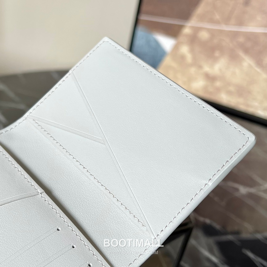 Louis Vuitton Pocket Taurillon Leather Wallet with Card Slot Pocket Detail 루이비통 포켓 타우릴론 레더 반지갑 M82557 11cm 6
