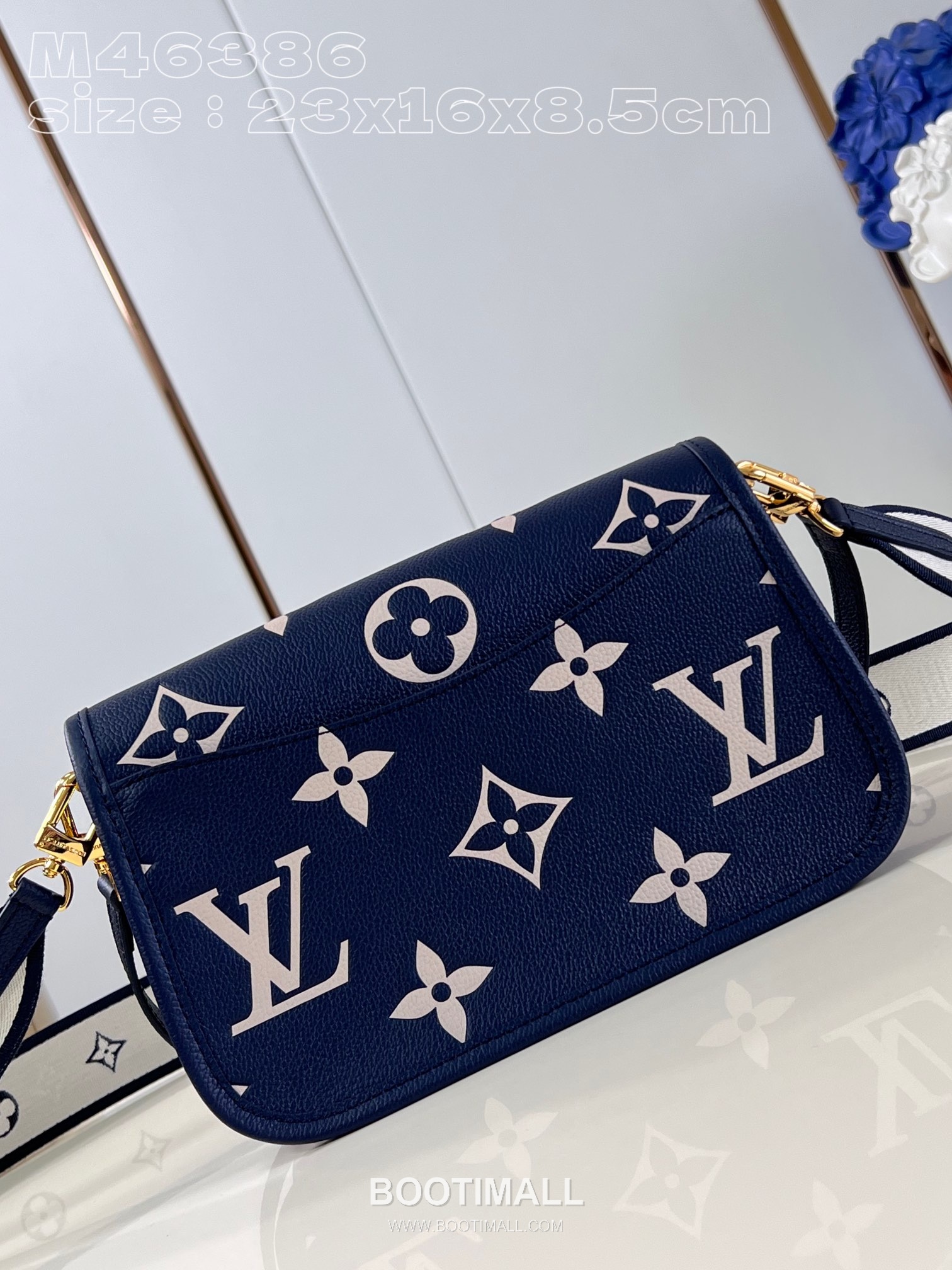 Louis Vuitton Diane Monogram Empreinte Calfskin Leather Shoulder Bag with Strap Detail 루이비통 디안느 모노그램 앙프렝뜨 카프스킨 레더 숄더백 M46386 23cm 4