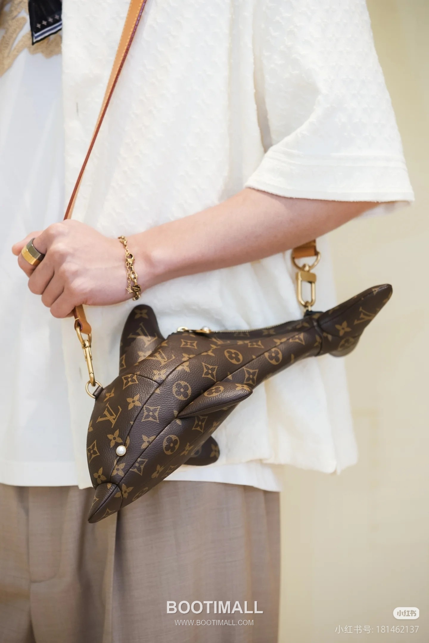 Louis Vuitton Dolphin Monogram Canvas Duffle Bag with Handle Strap Detail 루이비통 돌핀 모노그램 캔버스 더플백 M14963 38cm 3