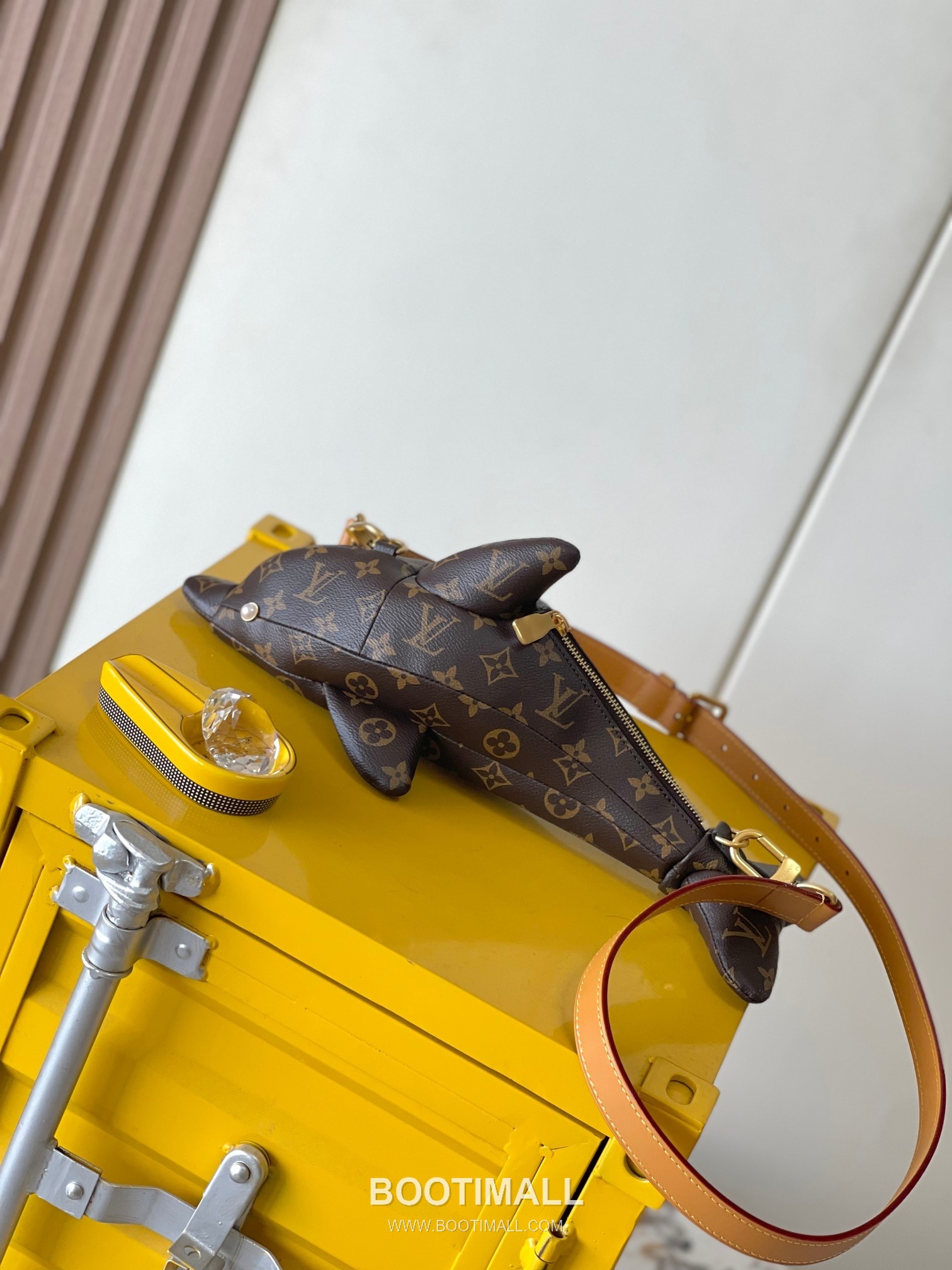 Louis Vuitton Dolphin Monogram Canvas Duffle Bag with Handle Strap Detail 루이비통 돌핀 모노그램 캔버스 더플백 M14963 38cm 7