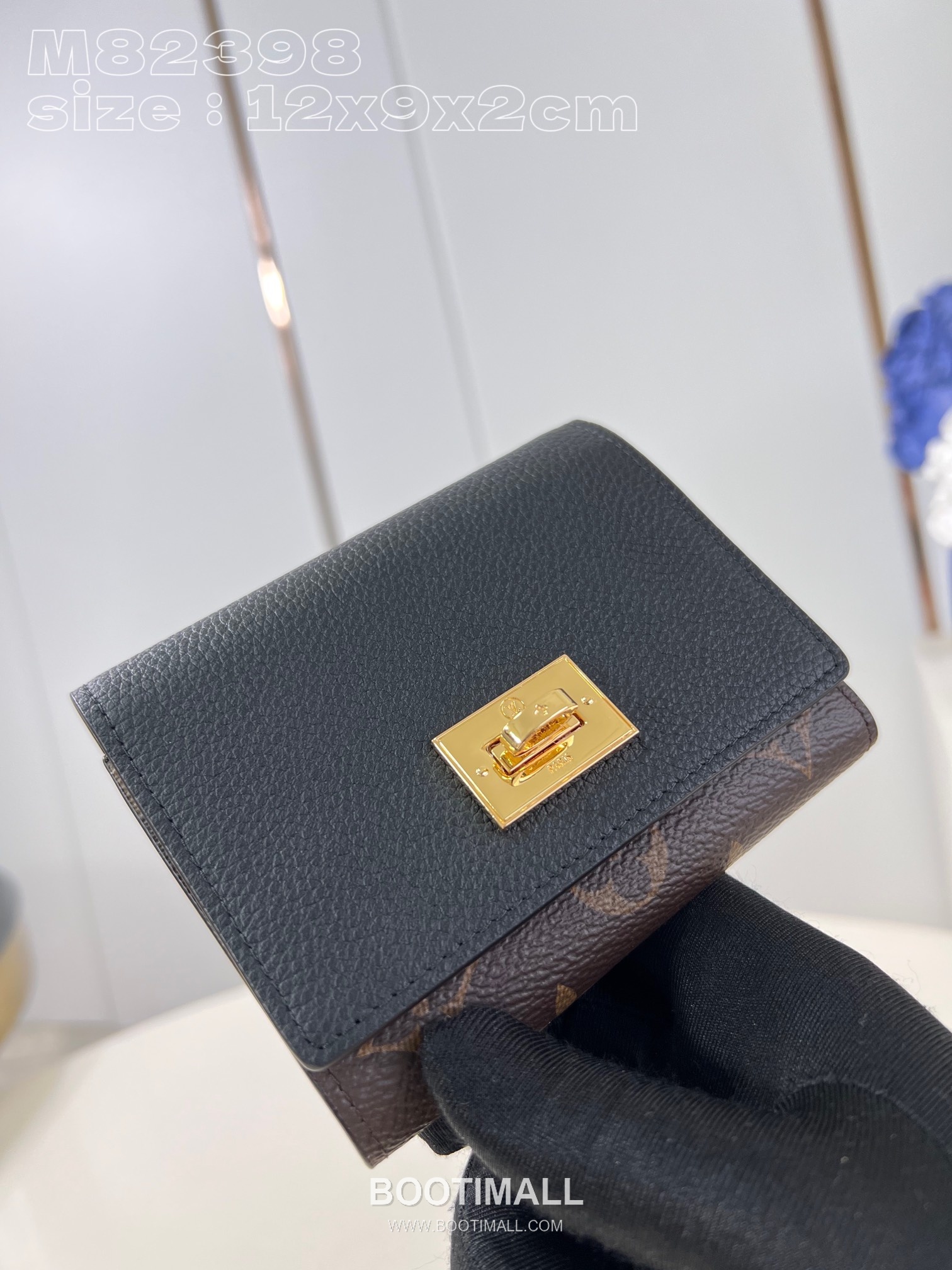 Louis Vuitton Victorine On My Side Monogram Canvas Calfskin Leather Wallet with Flap Lock Detail 루이비통 빅토린 온마이사이드 모노그램 캔버스 카프스킨 레더 반지갑 M82398 12cm 1