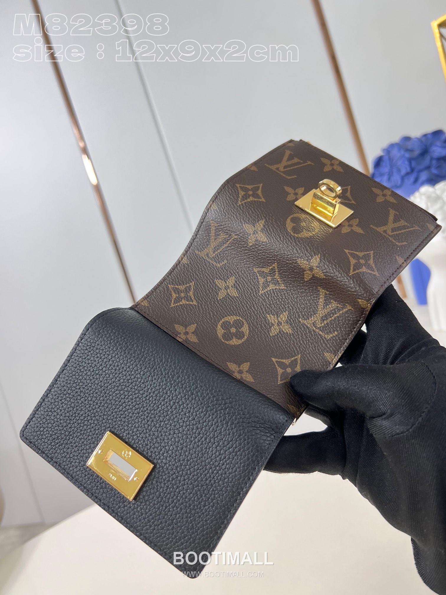 Louis Vuitton Victorine On My Side Monogram Canvas Calfskin Leather Wallet with Flap Lock Detail 루이비통 빅토린 온마이사이드 모노그램 캔버스 카프스킨 레더 반지갑 M82398 12cm 4
