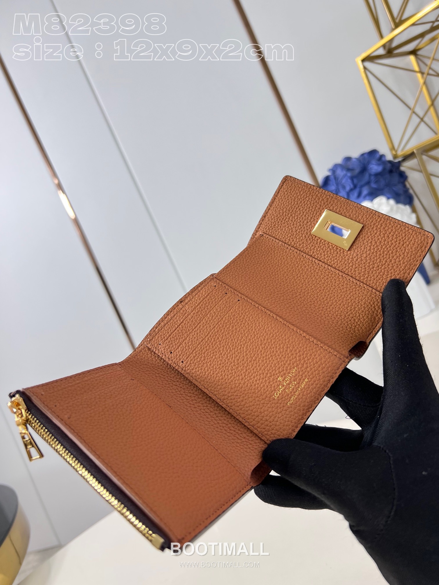Louis Vuitton Victorine On My Side Monogram Canvas Calfskin Leather Wallet with Flap Lock Detail 루이비통 빅토린 온마이사이드 모노그램 캔버스 카프스킨 레더 반지갑 M82398 12cm 5