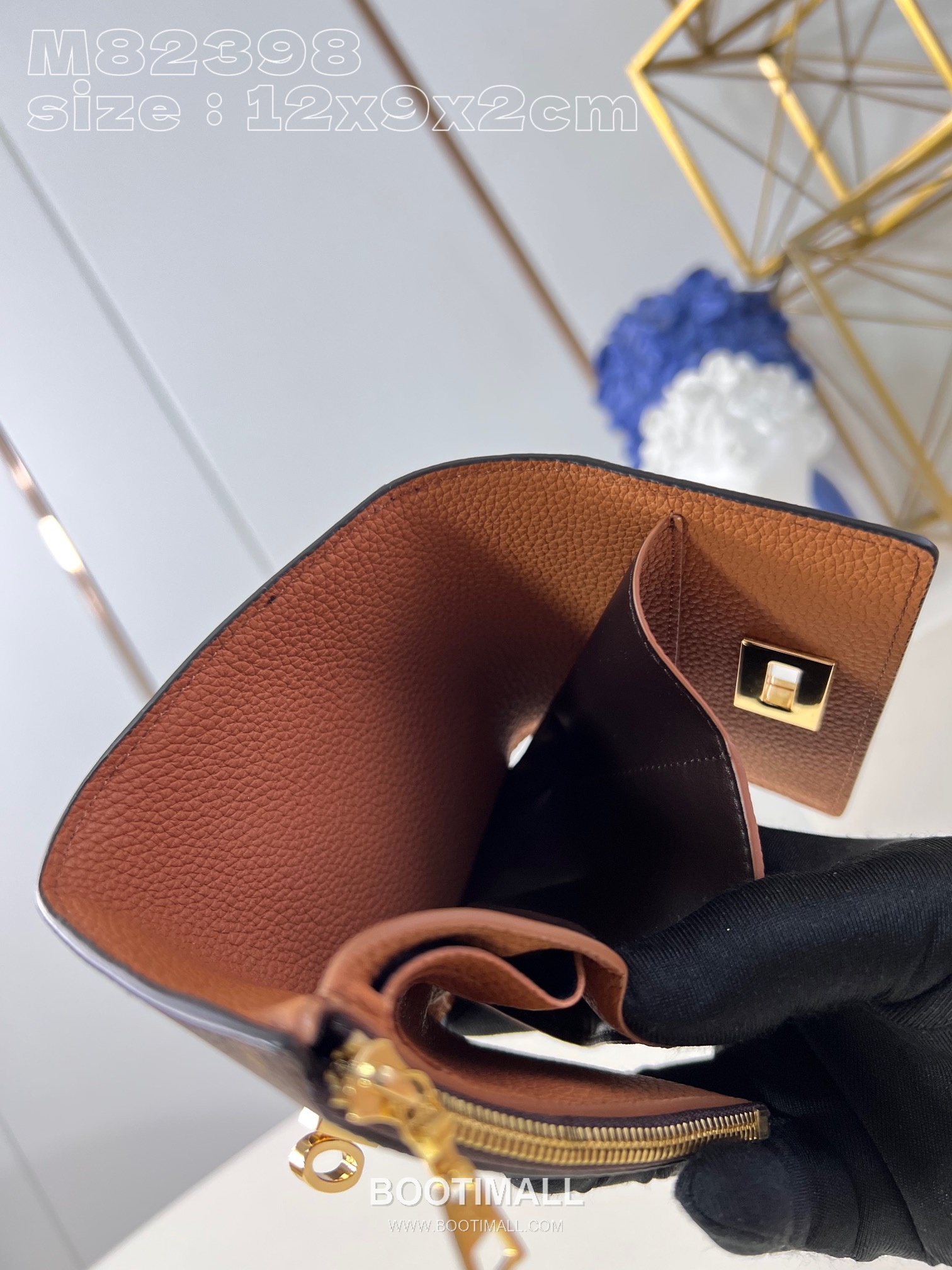 Louis Vuitton Victorine On My Side Monogram Canvas Calfskin Leather Wallet with Flap Lock Detail 루이비통 빅토린 온마이사이드 모노그램 캔버스 카프스킨 레더 반지갑 M82398 12cm 9