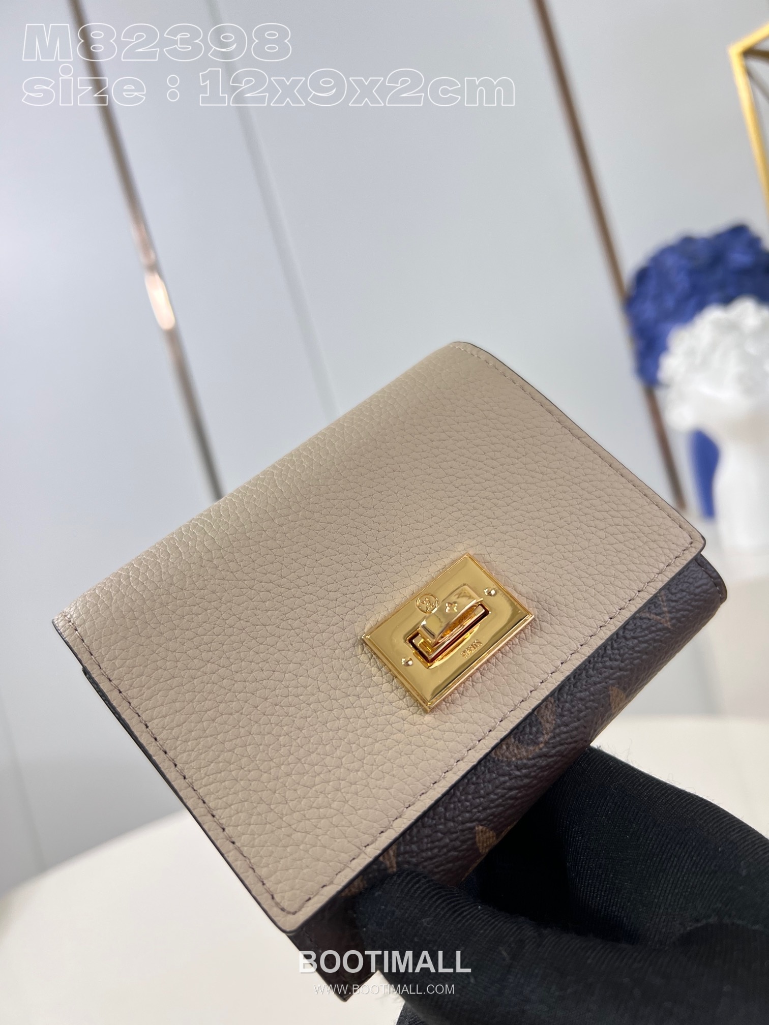 Louis Vuitton Victorine On My Side Monogram Canvas Calfskin Leather Wallet with Flap Lock Detail 루이비통 빅토린 온마이사이드 모노그램 캔버스 카프스킨 레더 반지갑 M82398 12cm 1