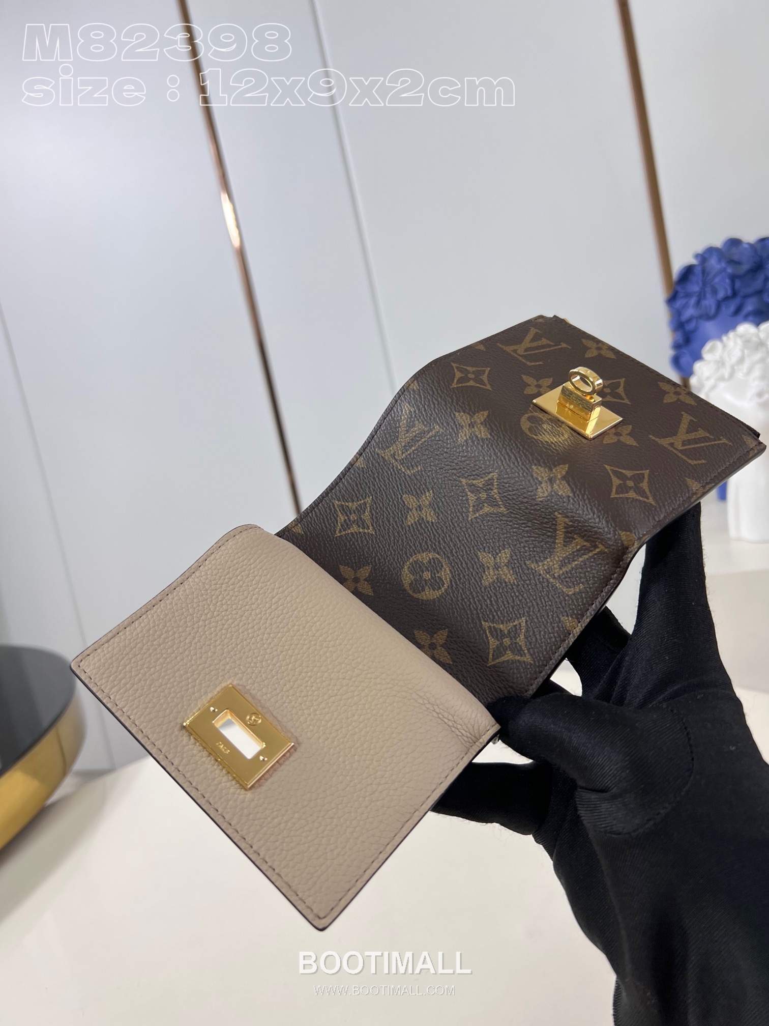 Louis Vuitton Victorine On My Side Monogram Canvas Calfskin Leather Wallet with Flap Lock Detail 루이비통 빅토린 온마이사이드 모노그램 캔버스 카프스킨 레더 반지갑 M82398 12cm 4