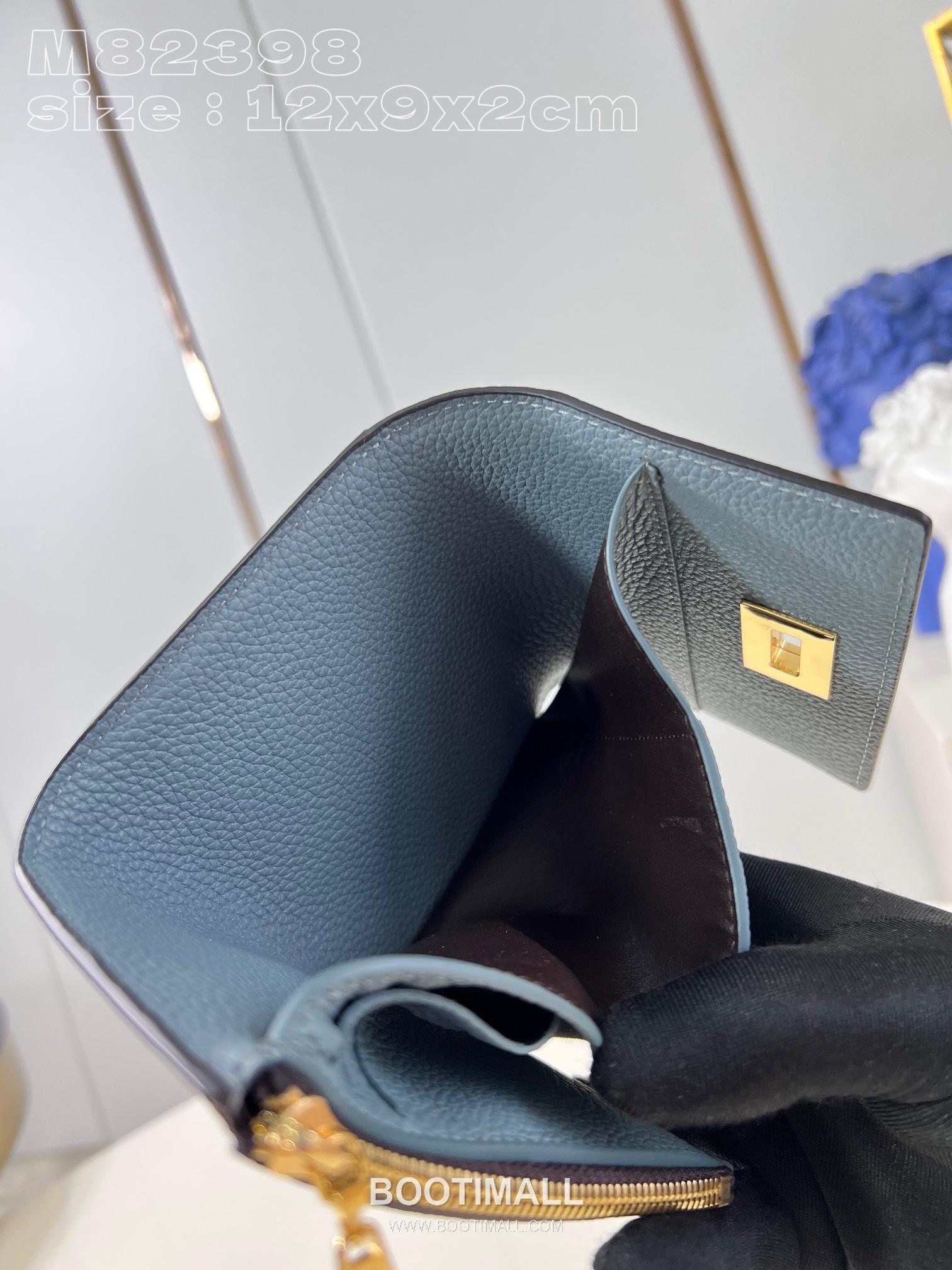 Louis Vuitton Victorine On My Side Monogram Canvas Calfskin Leather Wallet with Flap Lock Detail 루이비통 빅토린 온마이사이드 모노그램 캔버스 카프스킨 레더 반지갑 M82398 12cm 9