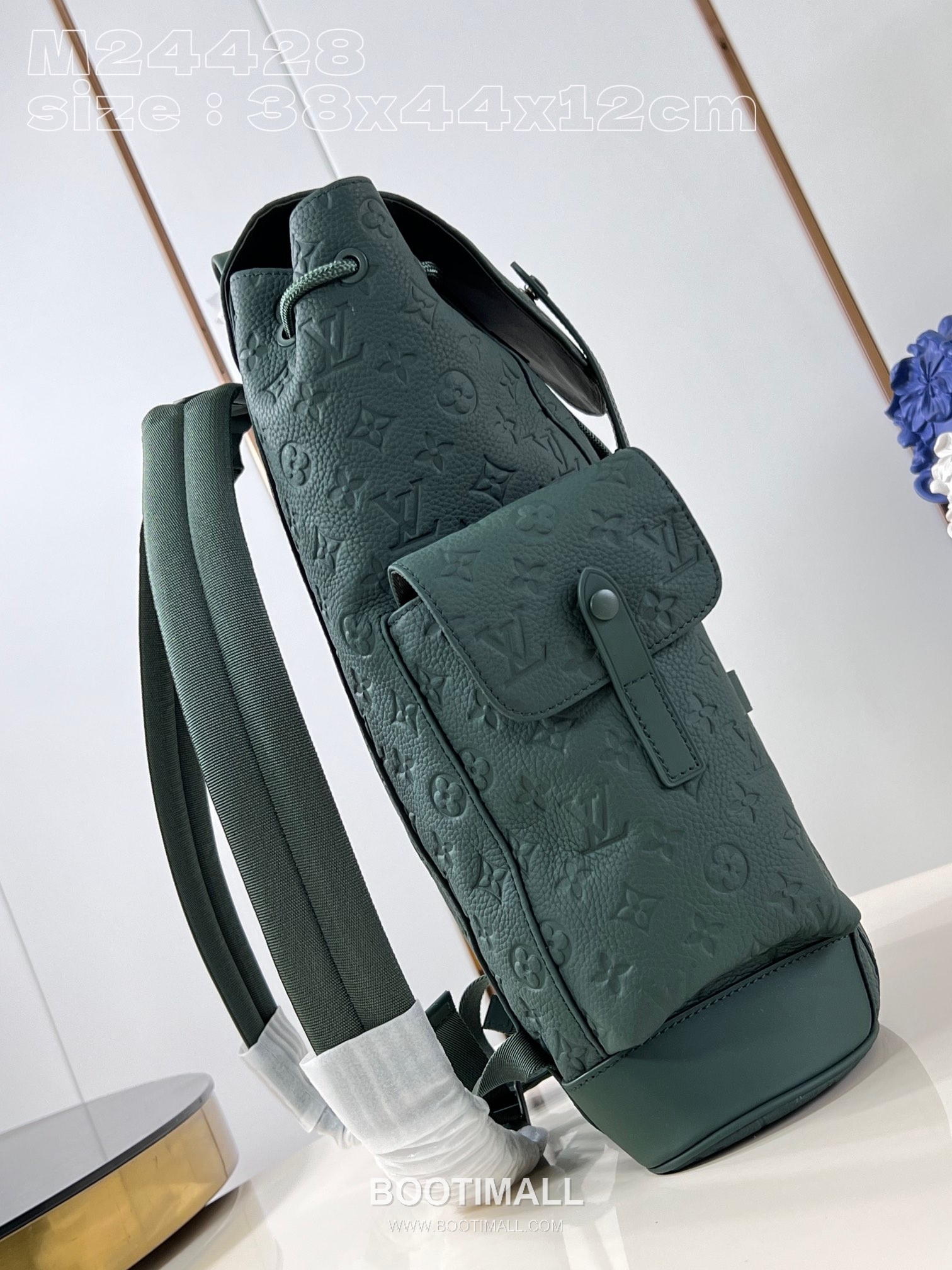 Louis Vuitton Christopher Taurillon Leather Backpack with Flap Pocket Strap Detail 루이비통 크리스토퍼 타우릴론 레더 백팩 M24428 38cm 3