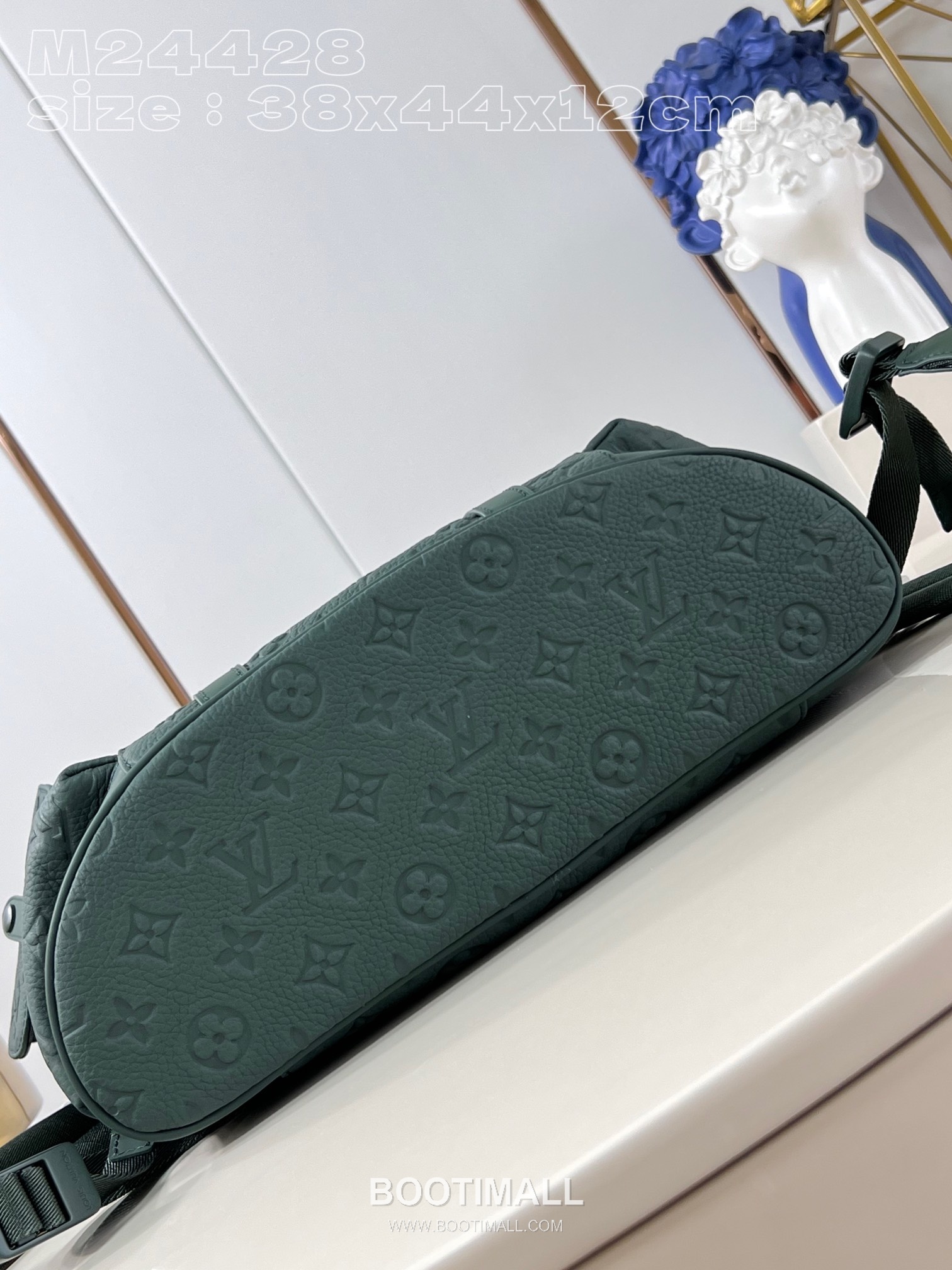 Louis Vuitton Christopher Taurillon Leather Backpack with Flap Pocket Strap Detail 루이비통 크리스토퍼 타우릴론 레더 백팩 M24428 38cm 6