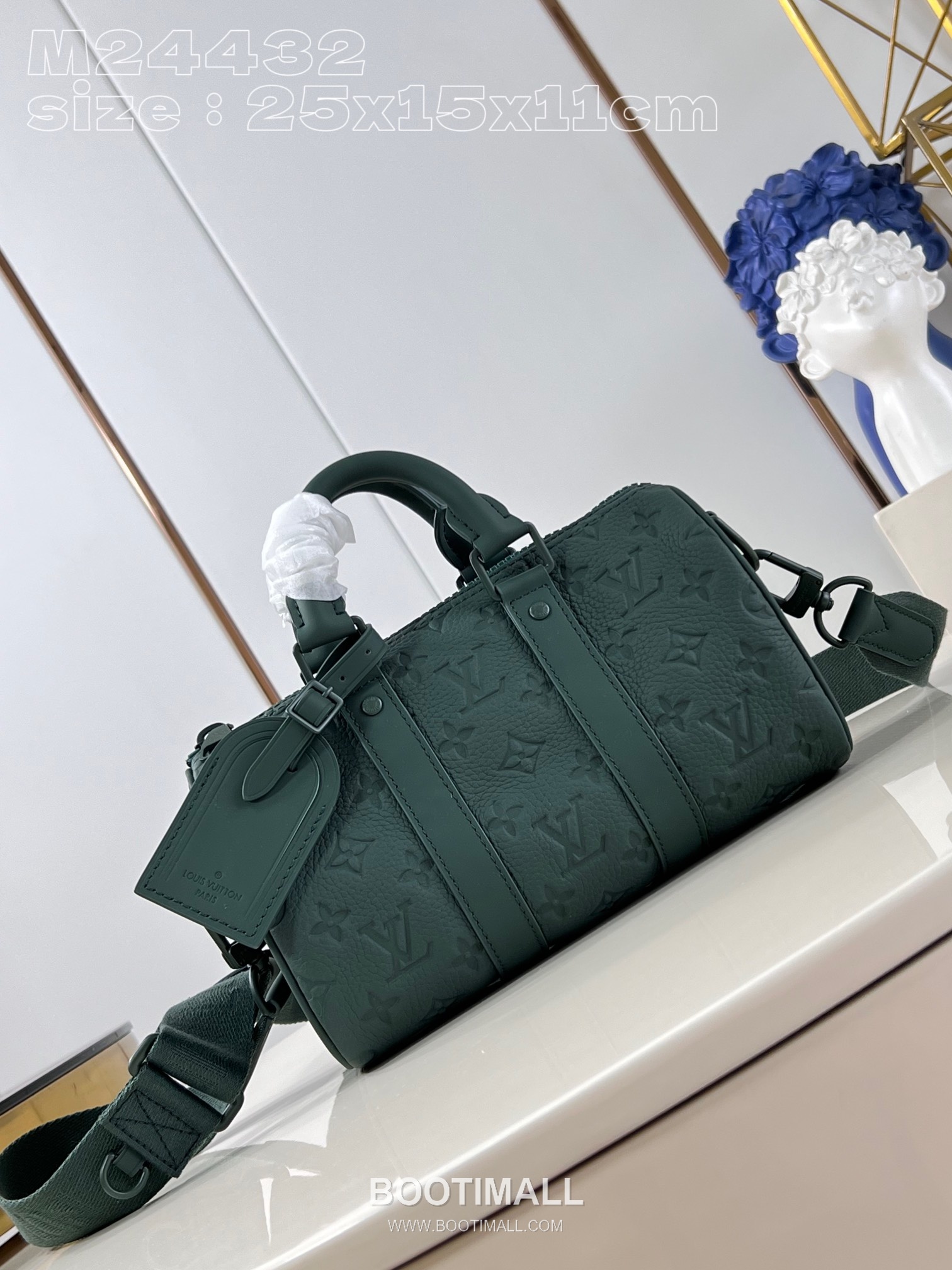 Louis Vuitton Keepall Bandoulière 25 Taurillon Leather Duffle Bag with Strap Logo Detail 루이비통 키폴 반둘리에 25 타우릴론 레더 더플백 M24432 25cm 1