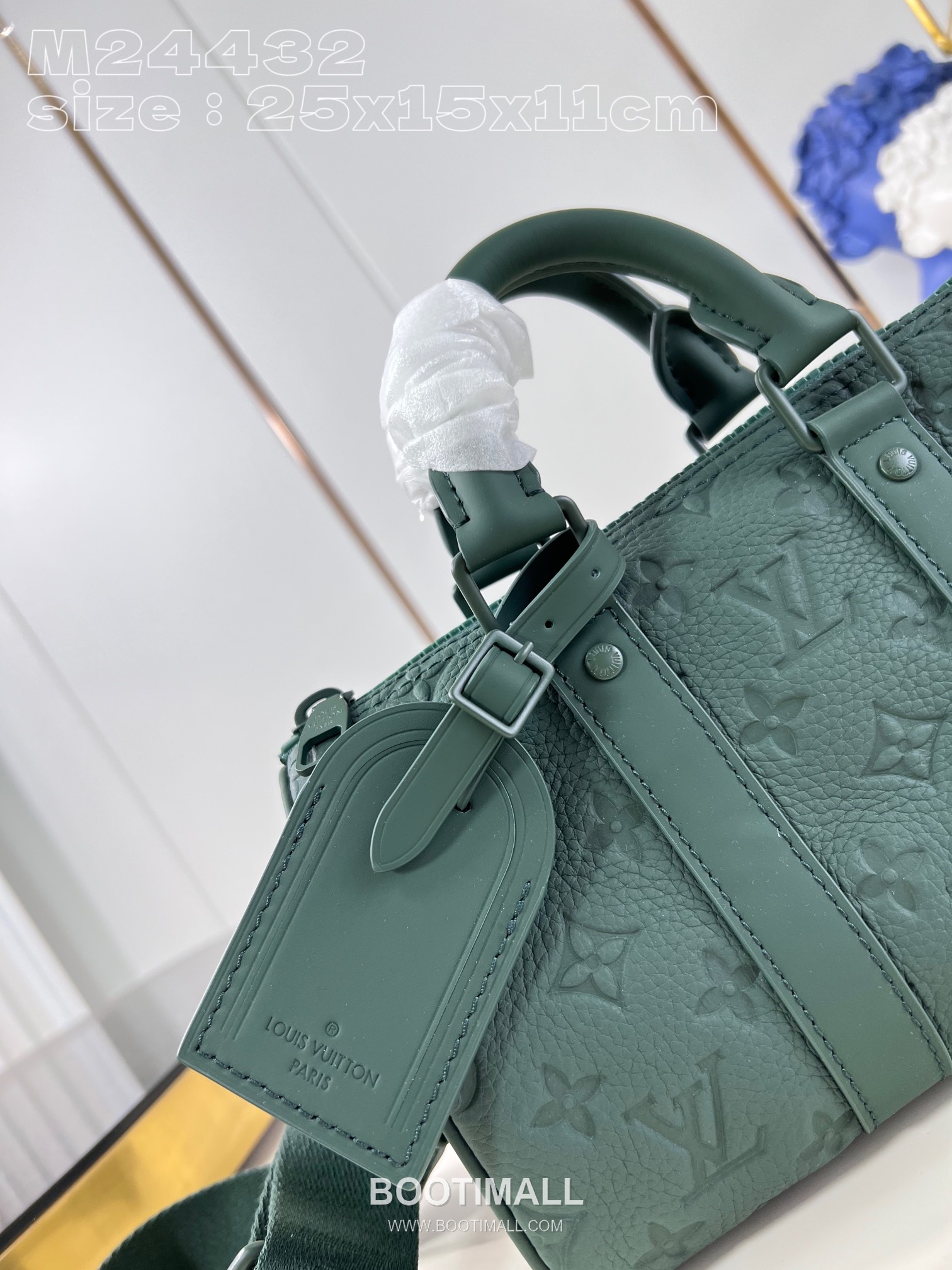 Louis Vuitton Keepall Bandoulière 25 Taurillon Leather Duffle Bag with Strap Logo Detail 루이비통 키폴 반둘리에 25 타우릴론 레더 더플백 M24432 25cm 2