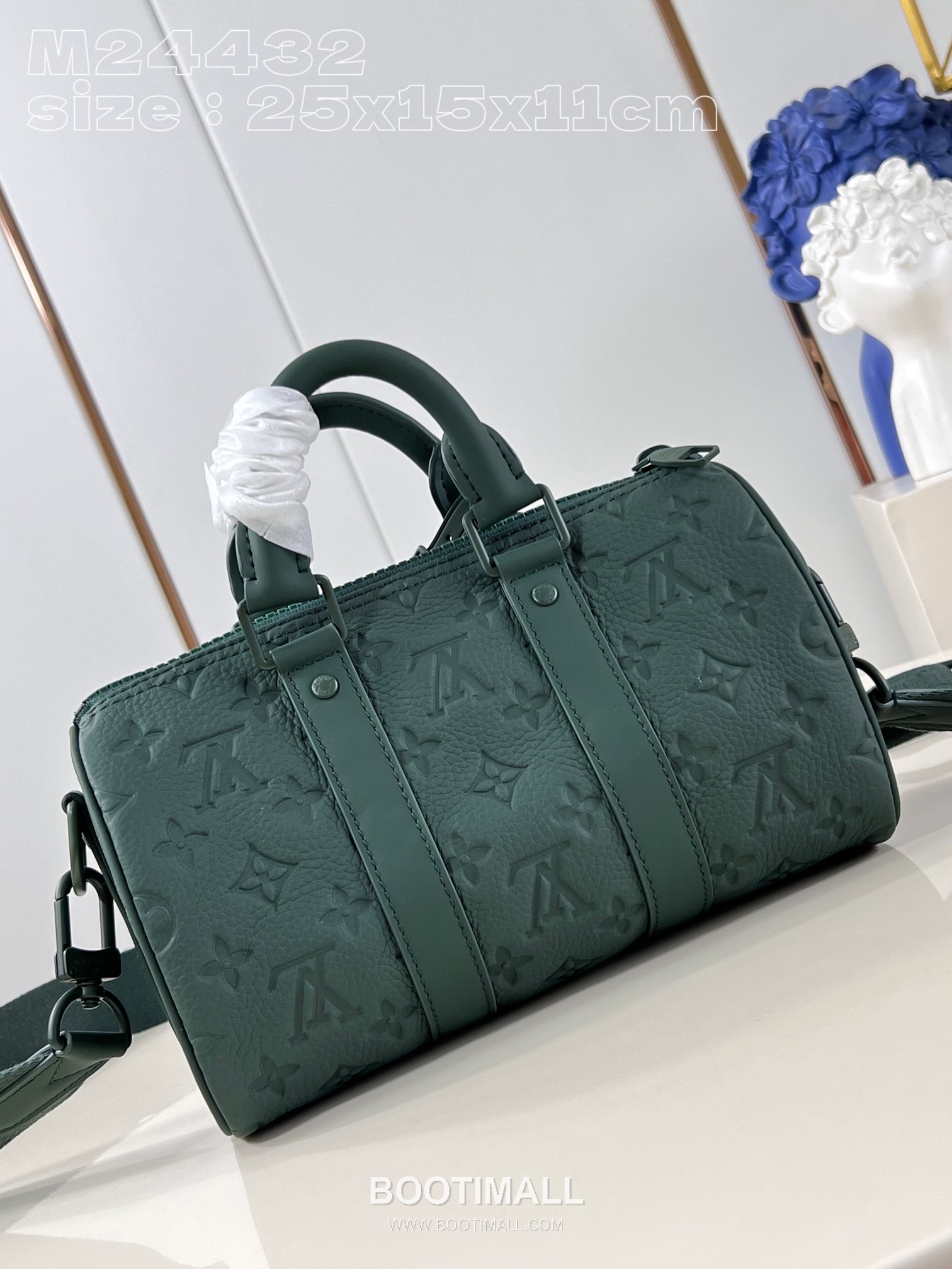Louis Vuitton Keepall Bandoulière 25 Taurillon Leather Duffle Bag with Strap Logo Detail 루이비통 키폴 반둘리에 25 타우릴론 레더 더플백 M24432 25cm 5