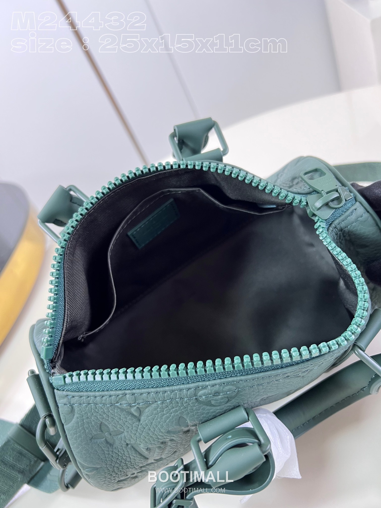 Louis Vuitton Keepall Bandoulière 25 Taurillon Leather Duffle Bag with Strap Logo Detail 루이비통 키폴 반둘리에 25 타우릴론 레더 더플백 M24432 25cm 8