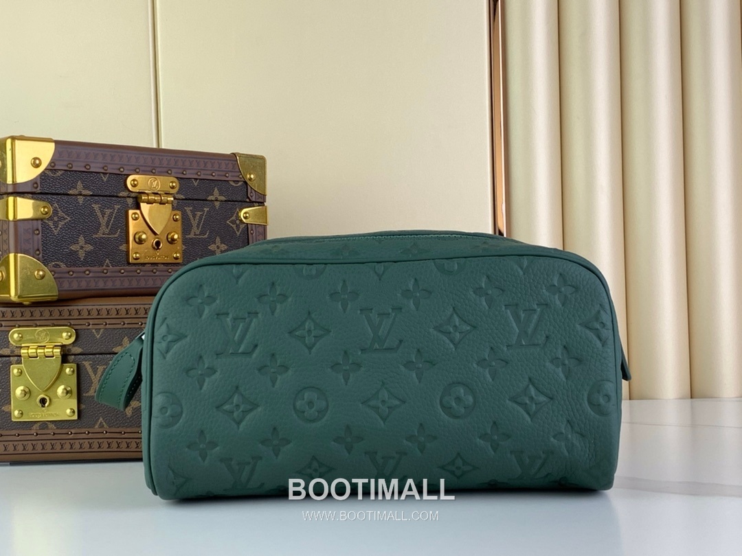 Louis Vuitton Dopp Kit Taurillon Leather Toiletry Bag with Double Zip Wide Opening Detail 루이비통 도프 키트 타우릴론 레더 토일레트리백 M24442 28cm 1