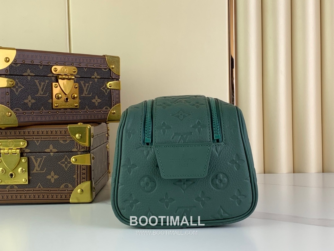 Louis Vuitton Dopp Kit Taurillon Leather Toiletry Bag with Double Zip Wide Opening Detail 루이비통 도프 키트 타우릴론 레더 토일레트리백 M24442 28cm 2