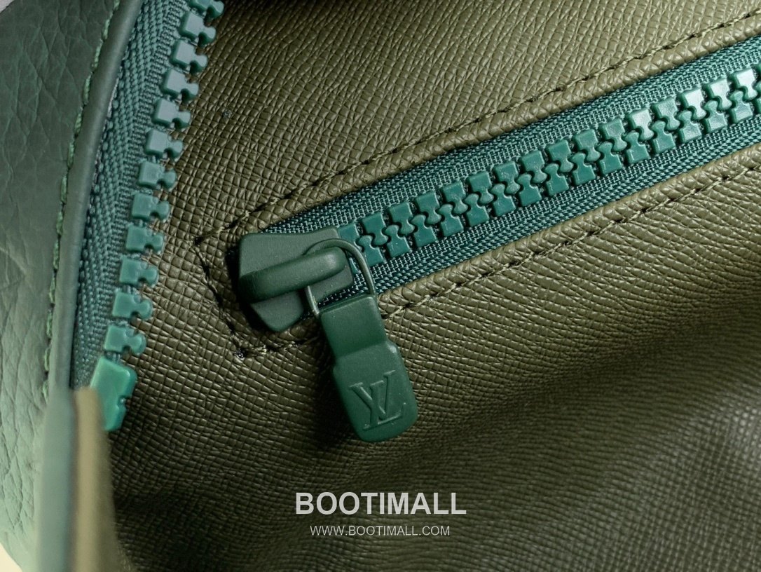 Louis Vuitton Dopp Kit Taurillon Leather Toiletry Bag with Double Zip Wide Opening Detail 루이비통 도프 키트 타우릴론 레더 토일레트리백 M24442 28cm 7