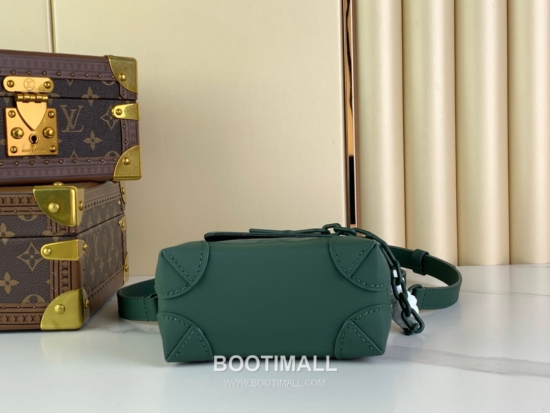 Louis Vuitton Nano Steamer Monogram Eclipse Canvas Crossbody Bag with Chain Strap Corner Detail 루이비통 나노 스티머 모노그램 이클립스 캔버스 크로스바디백 M83052 15cm 4