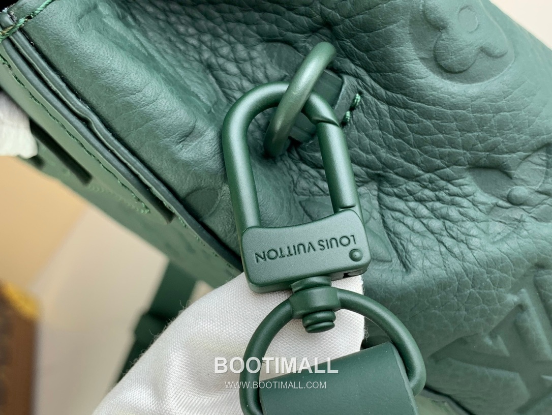 Louis Vuitton Nano Steamer Monogram Eclipse Canvas Crossbody Bag with Chain Strap Corner Detail 루이비통 나노 스티머 모노그램 이클립스 캔버스 크로스바디백 M83052 15cm 6