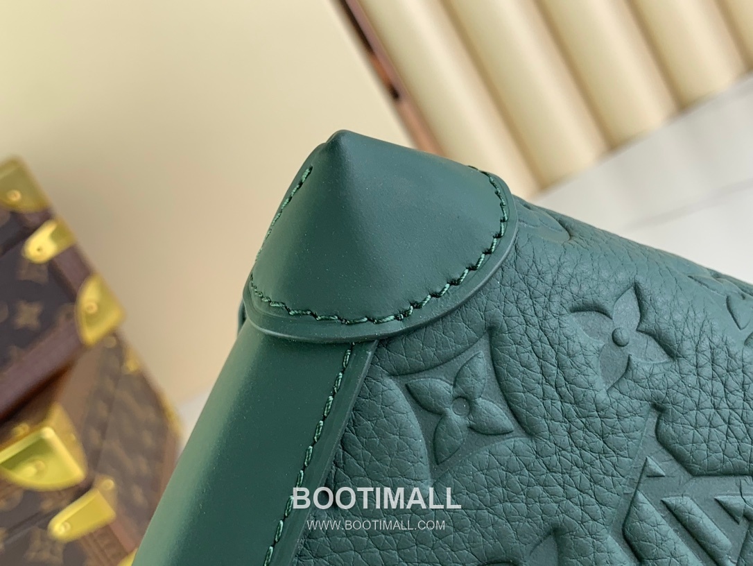 Louis Vuitton Nano Steamer Monogram Eclipse Canvas Crossbody Bag with Chain Strap Corner Detail 루이비통 나노 스티머 모노그램 이클립스 캔버스 크로스바디백 M83052 15cm 7