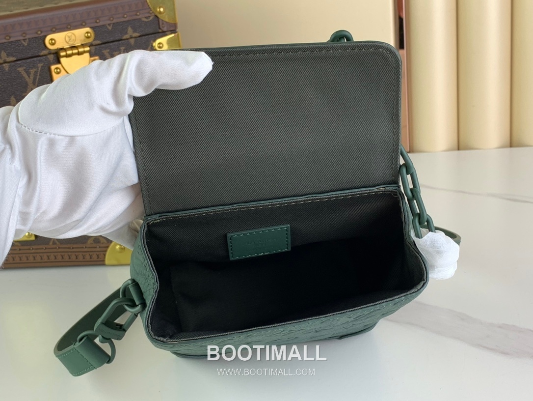 Louis Vuitton Nano Steamer Monogram Eclipse Canvas Crossbody Bag with Chain Strap Corner Detail 루이비통 나노 스티머 모노그램 이클립스 캔버스 크로스바디백 M83052 15cm 8