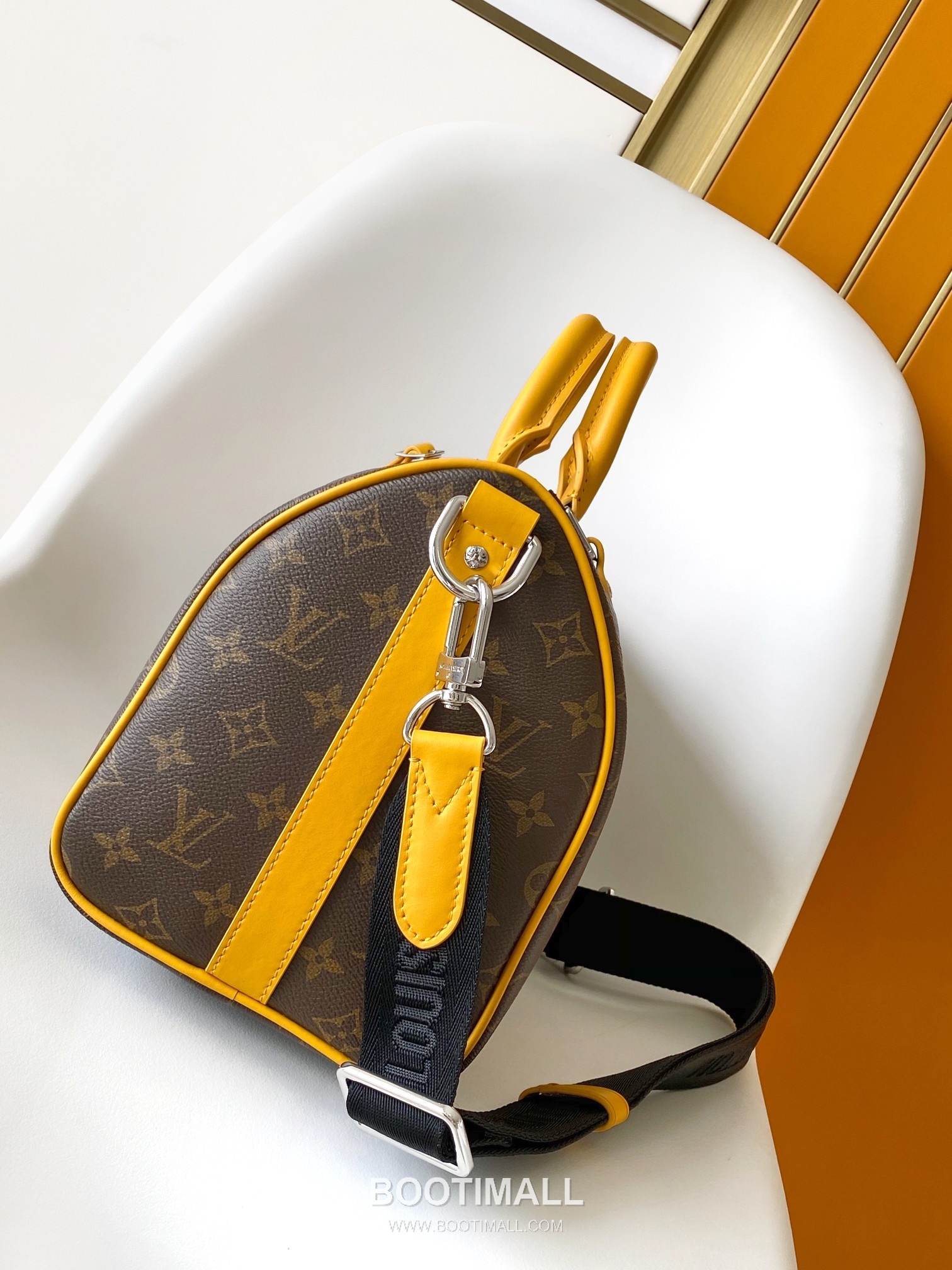 Louis Vuitton Keepall Bandoulière 35 Monogram Eclipse Canvas Duffle Bag with Strap Name Tag Detail 루이비통 키폴 반둘리에 35 모노그램 이클립스 캔버스 더플백 M13201 34cm 2