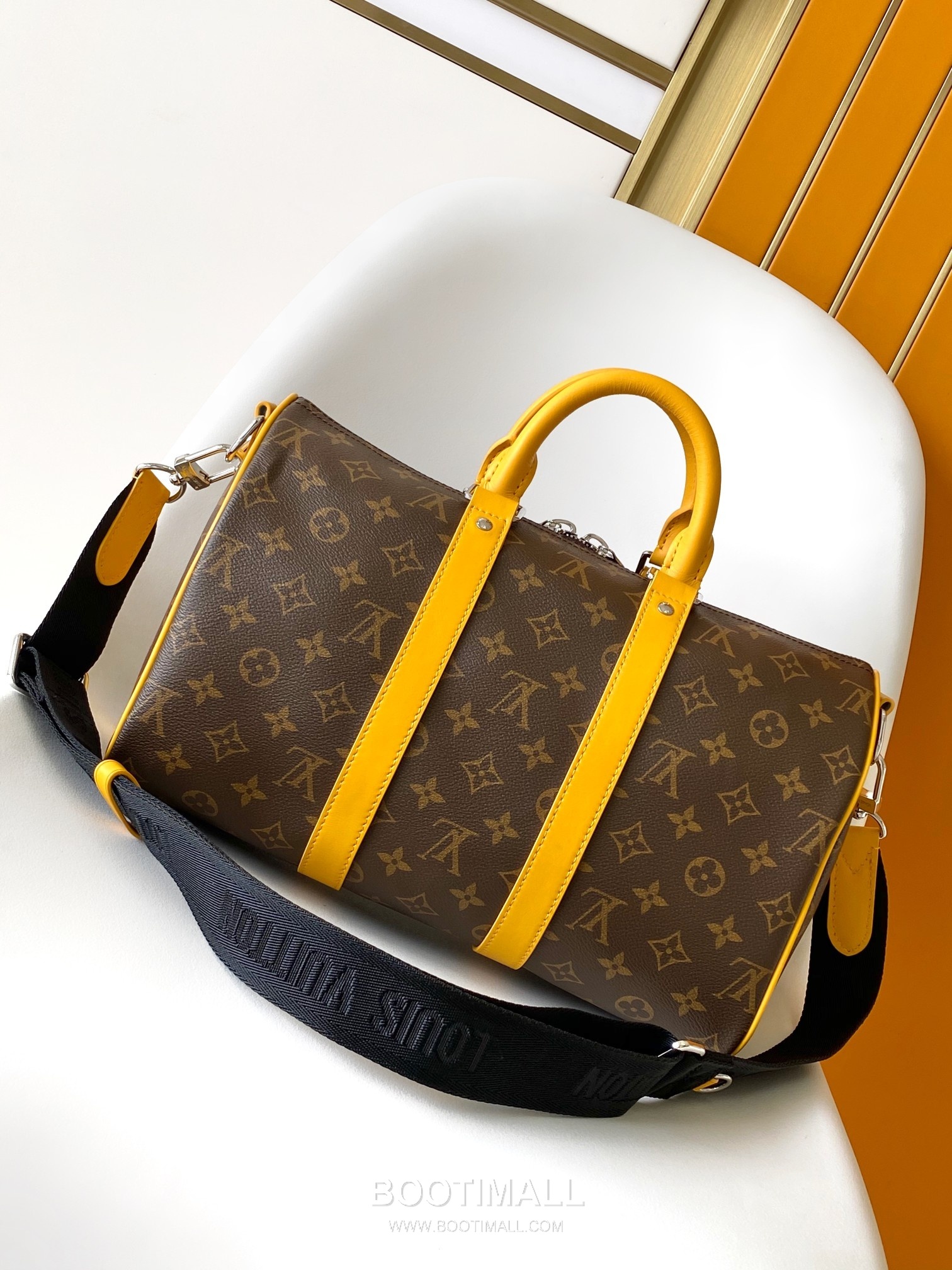 Louis Vuitton Keepall Bandoulière 35 Monogram Eclipse Canvas Duffle Bag with Strap Name Tag Detail 루이비통 키폴 반둘리에 35 모노그램 이클립스 캔버스 더플백 M13201 34cm 3