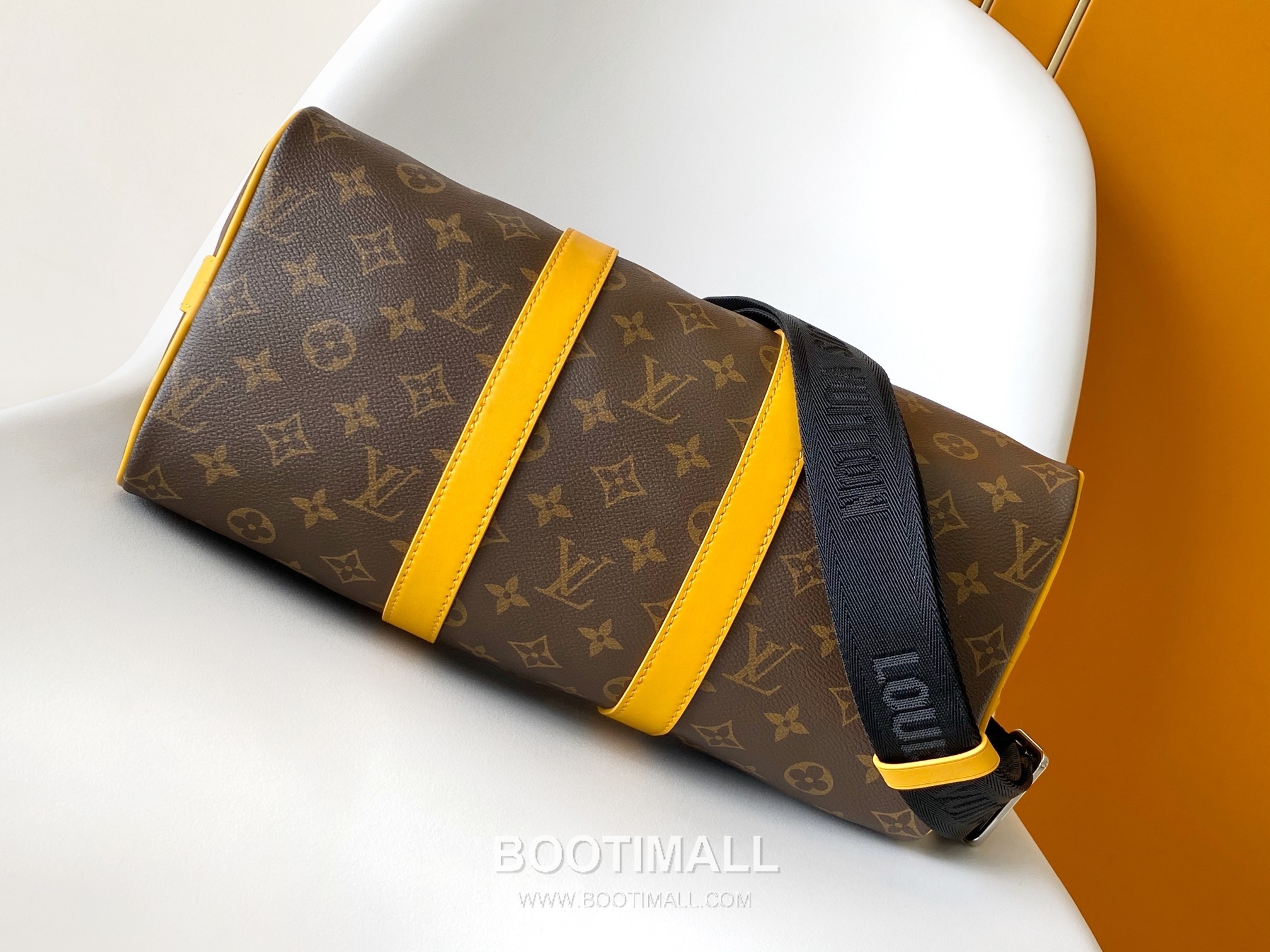 Louis Vuitton Keepall Bandoulière 35 Monogram Eclipse Canvas Duffle Bag with Strap Name Tag Detail 루이비통 키폴 반둘리에 35 모노그램 이클립스 캔버스 더플백 M13201 34cm 6