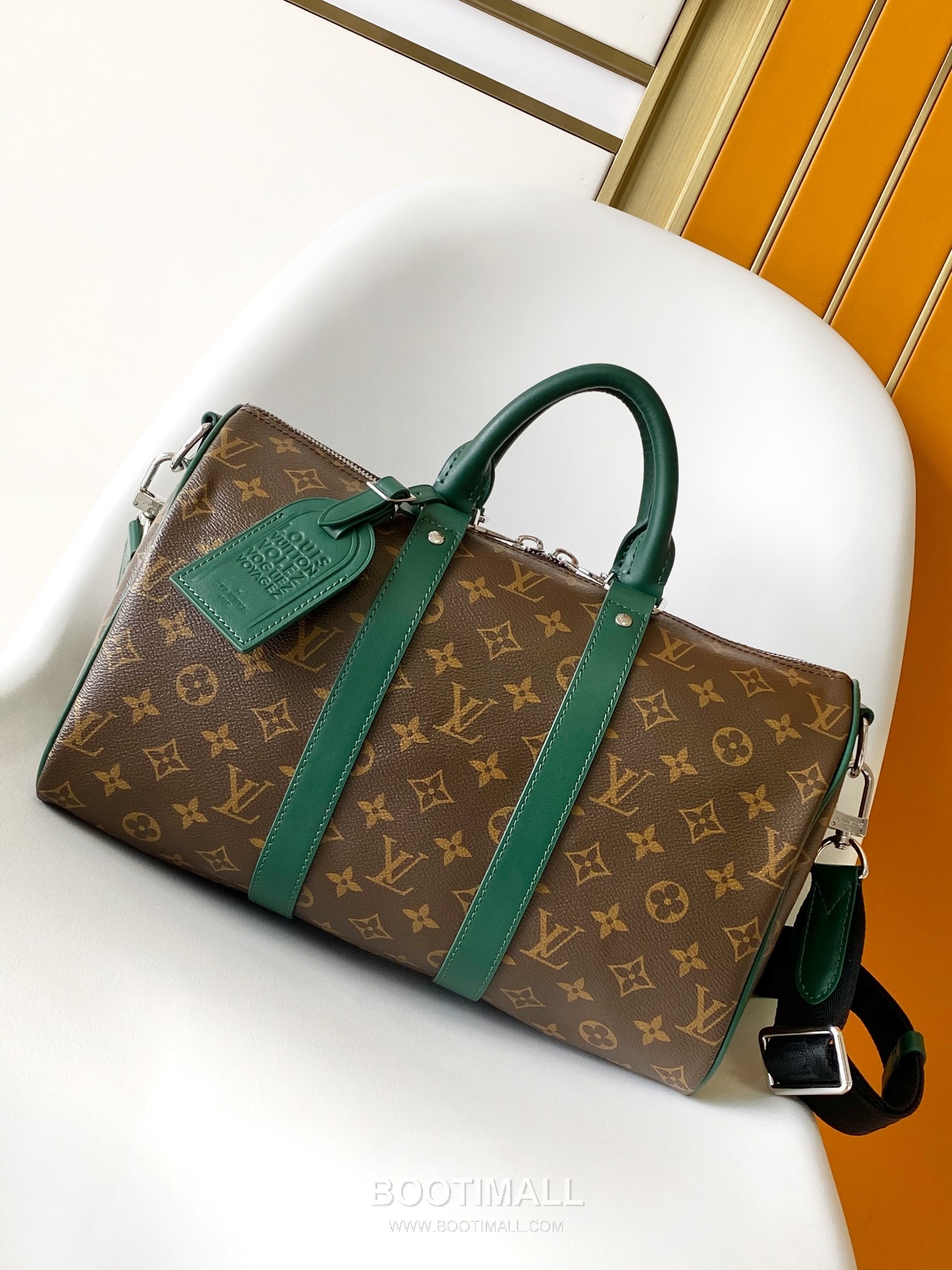 Louis Vuitton Keepall Bandoulière 35 Monogram Eclipse Canvas Duffle Bag with Strap Name Tag Detail 루이비통 키폴 반둘리에 35 모노그램 이클립스 캔버스 더플백 M13201 34cm 2