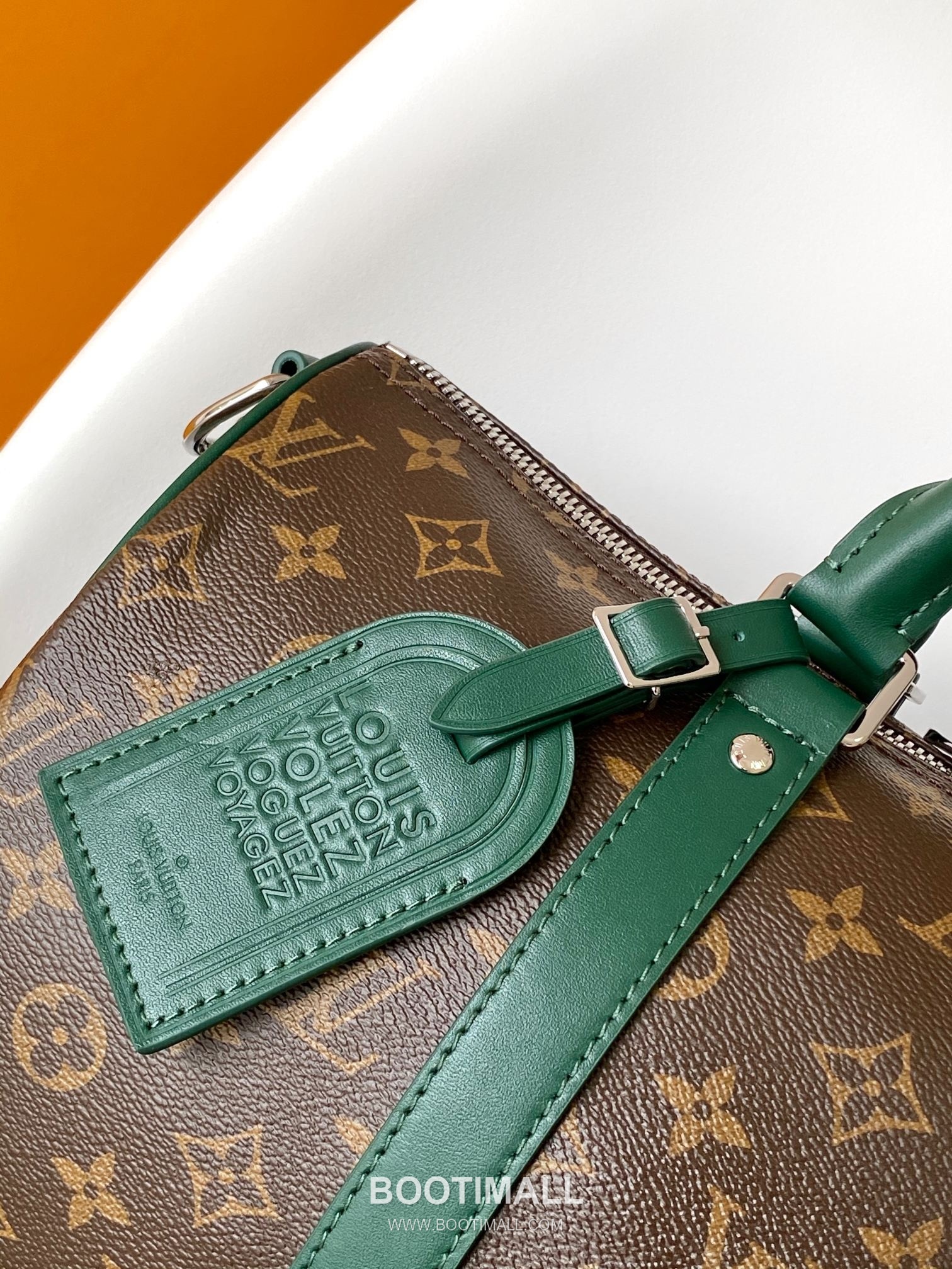 Louis Vuitton Keepall Bandoulière 35 Monogram Eclipse Canvas Duffle Bag with Strap Name Tag Detail 루이비통 키폴 반둘리에 35 모노그램 이클립스 캔버스 더플백 M13201 34cm 4