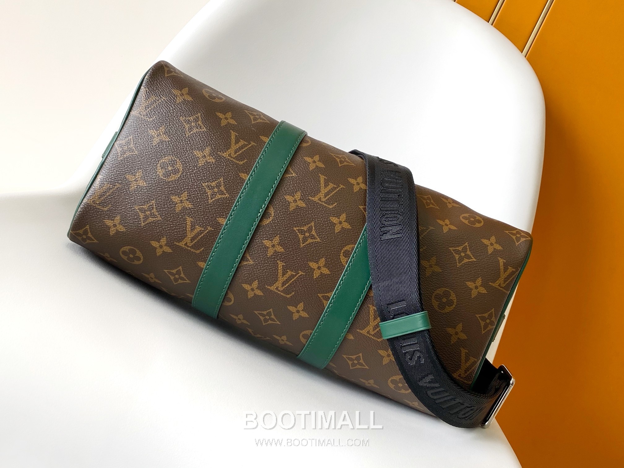 Louis Vuitton Keepall Bandoulière 35 Monogram Eclipse Canvas Duffle Bag with Strap Name Tag Detail 루이비통 키폴 반둘리에 35 모노그램 이클립스 캔버스 더플백 M13201 34cm 6