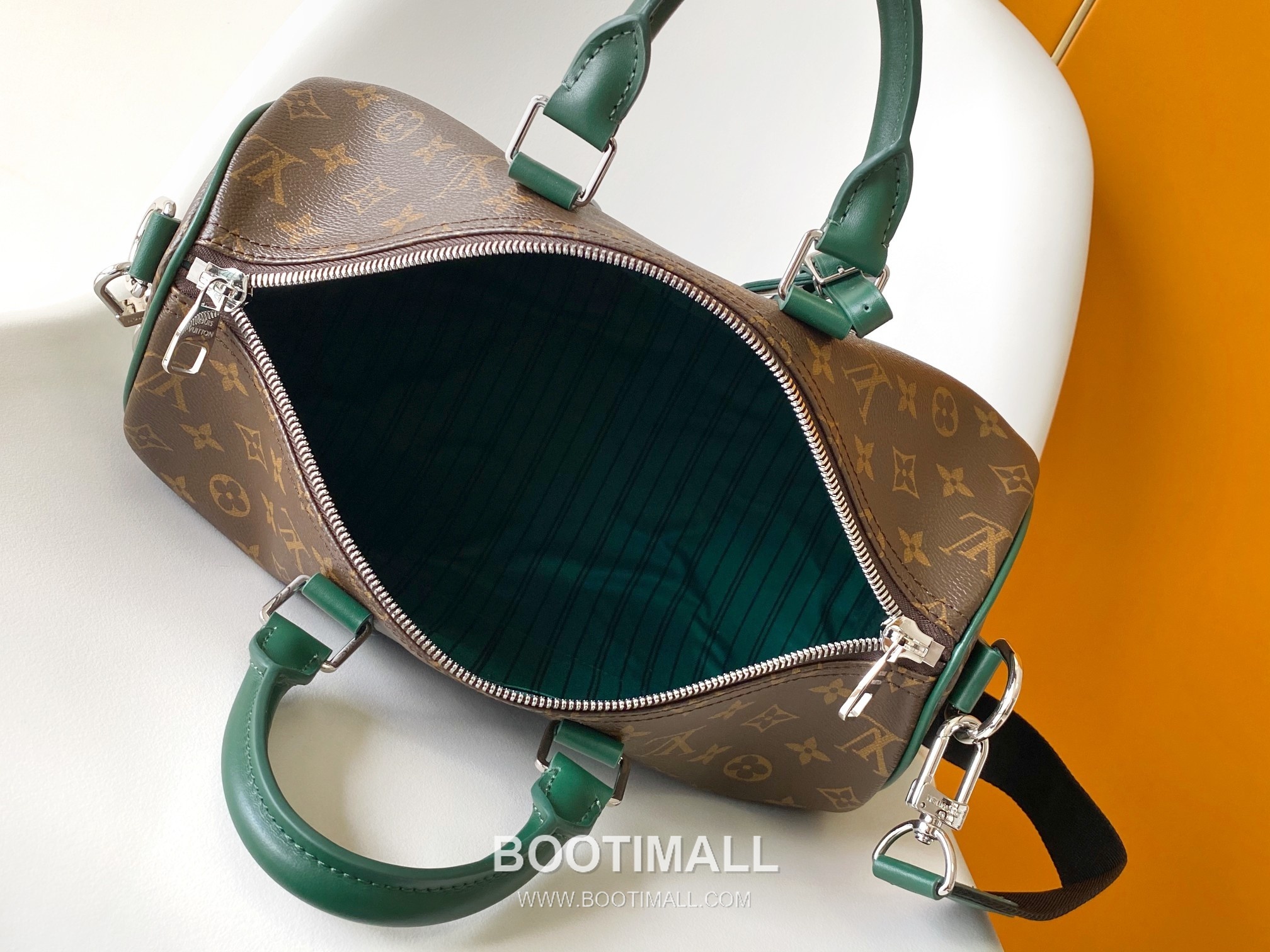 Louis Vuitton Keepall Bandoulière 35 Monogram Eclipse Canvas Duffle Bag with Strap Name Tag Detail 루이비통 키폴 반둘리에 35 모노그램 이클립스 캔버스 더플백 M13201 34cm 10