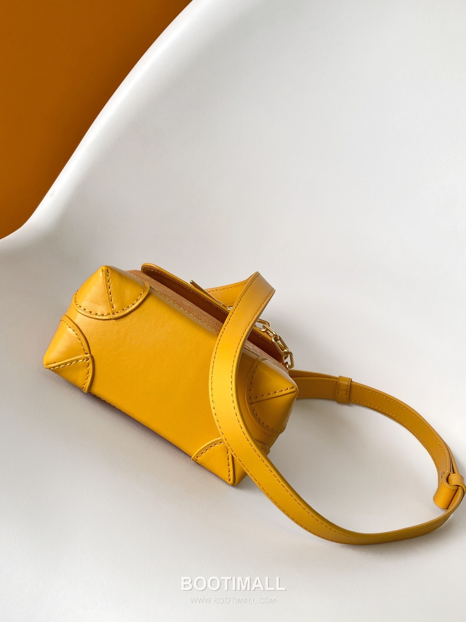 Louis Vuitton Nano Steamer Monogram Eclipse Canvas Crossbody Bag with Chain Strap Corner Detail 루이비통 나노 스티머 모노그램 이클립스 캔버스 크로스바디백 M12655 15cm 6