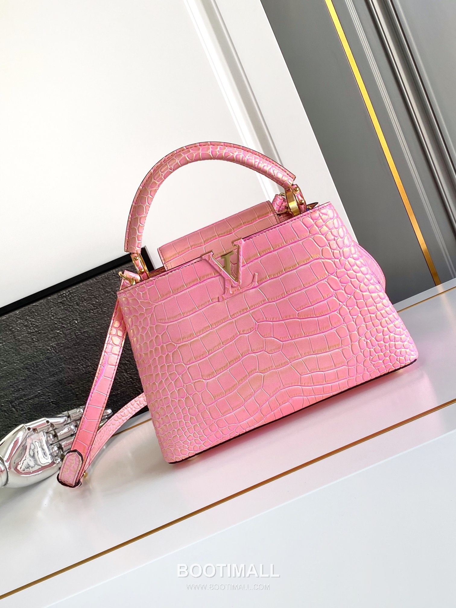 Louis Vuitton Calfskin Leather Shoulder Bag with Strap Metal Detail 루이비통 카프스킨 레더 숄더백 M92173 27cm 1