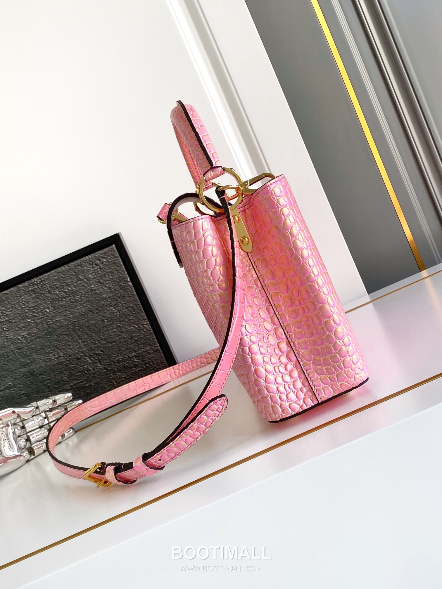 Louis Vuitton Calfskin Leather Shoulder Bag with Strap Metal Detail 루이비통 카프스킨 레더 숄더백 M92173 27cm 2