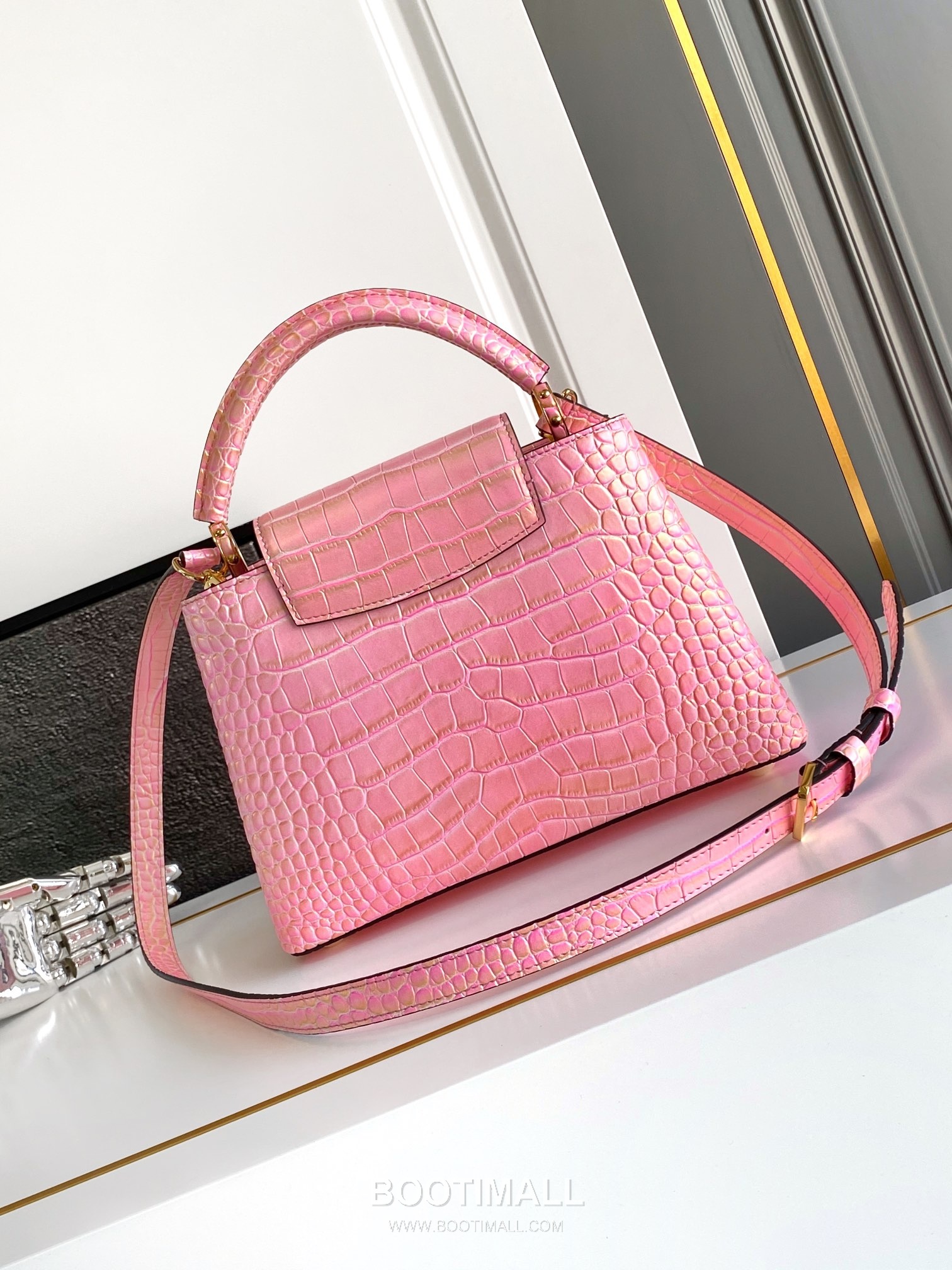 Louis Vuitton Calfskin Leather Shoulder Bag with Strap Metal Detail 루이비통 카프스킨 레더 숄더백 M92173 27cm 3