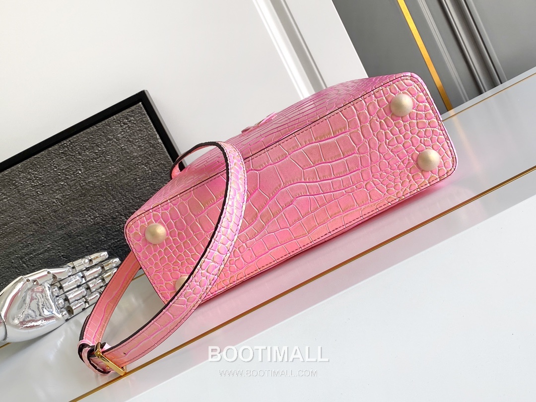 Louis Vuitton Calfskin Leather Shoulder Bag with Strap Metal Detail 루이비통 카프스킨 레더 숄더백 M92173 27cm 4