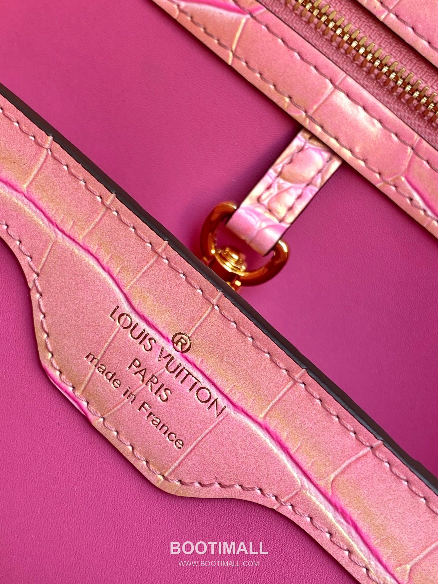 Louis Vuitton Calfskin Leather Shoulder Bag with Strap Metal Detail 루이비통 카프스킨 레더 숄더백 M92173 27cm 9