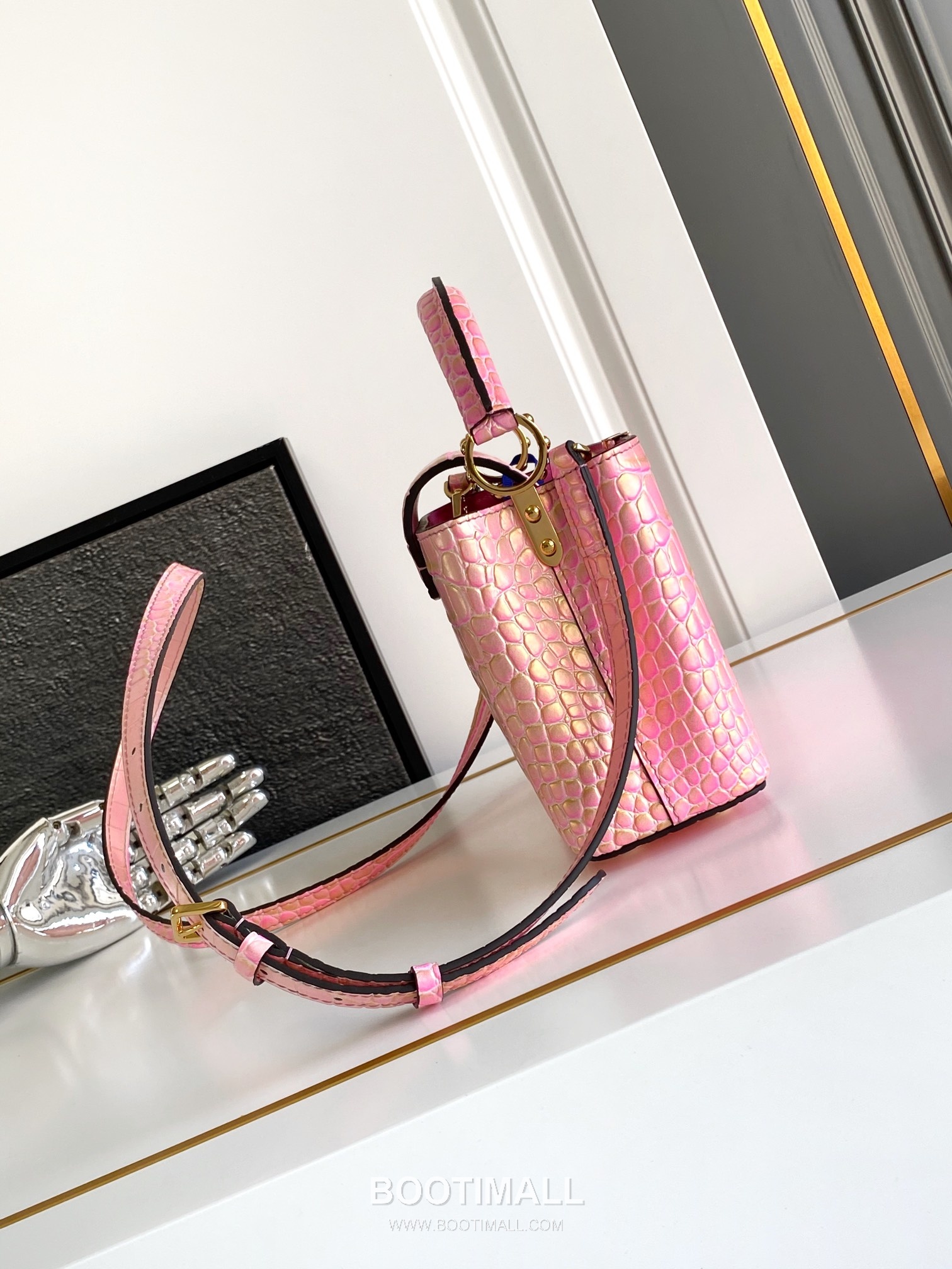 Louis Vuitton Calfskin Leather Top Handle Bag with Strap Metal Detail 루이비통 카프스킨 레더 탑핸들백 M93429 21cm 2