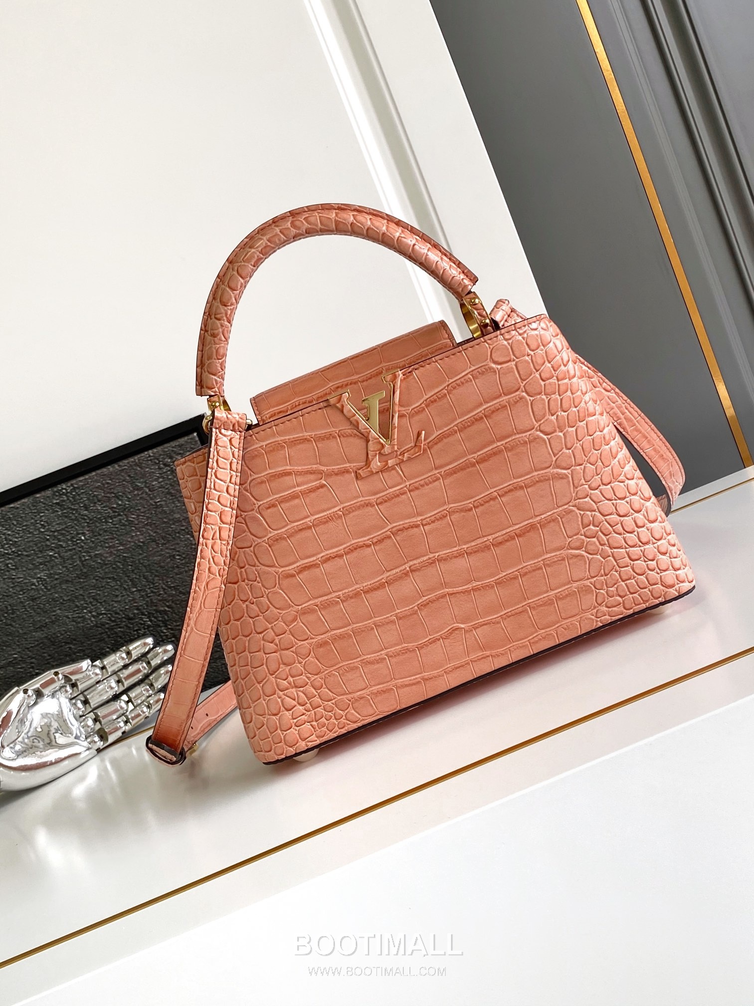 Louis Vuitton Calfskin Leather Shoulder Bag with Strap Metal Detail 루이비통 카프스킨 레더 숄더백 M92173 27cm 1