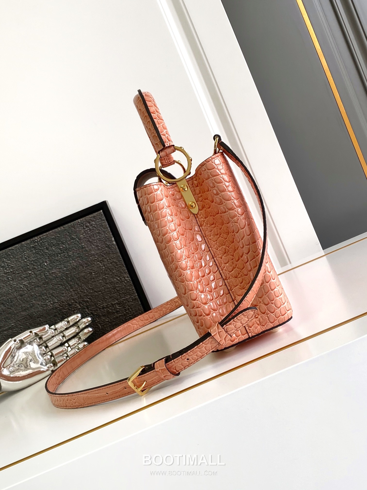 Louis Vuitton Calfskin Leather Shoulder Bag with Strap Metal Detail 루이비통 카프스킨 레더 숄더백 M92173 27cm 2