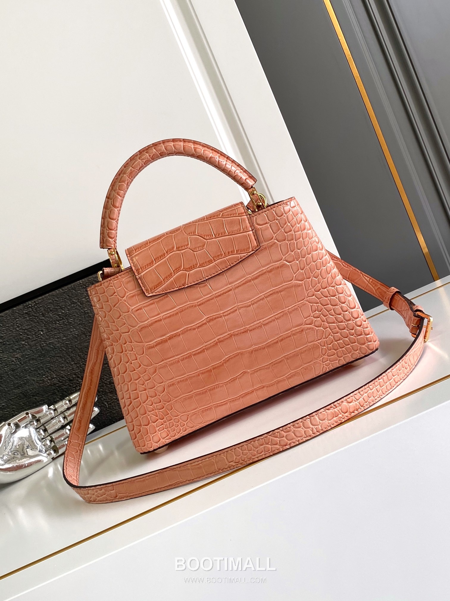Louis Vuitton Calfskin Leather Shoulder Bag with Strap Metal Detail 루이비통 카프스킨 레더 숄더백 M92173 27cm 3
