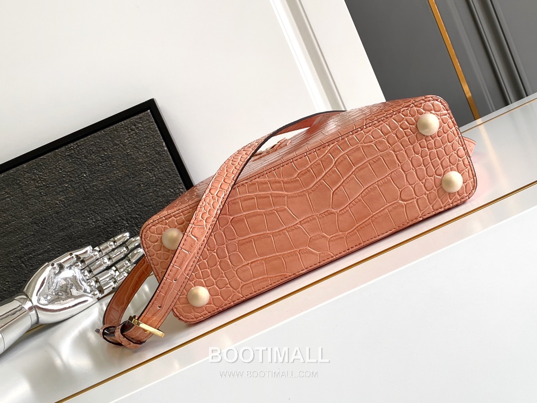 Louis Vuitton Calfskin Leather Shoulder Bag with Strap Metal Detail 루이비통 카프스킨 레더 숄더백 M92173 27cm 4