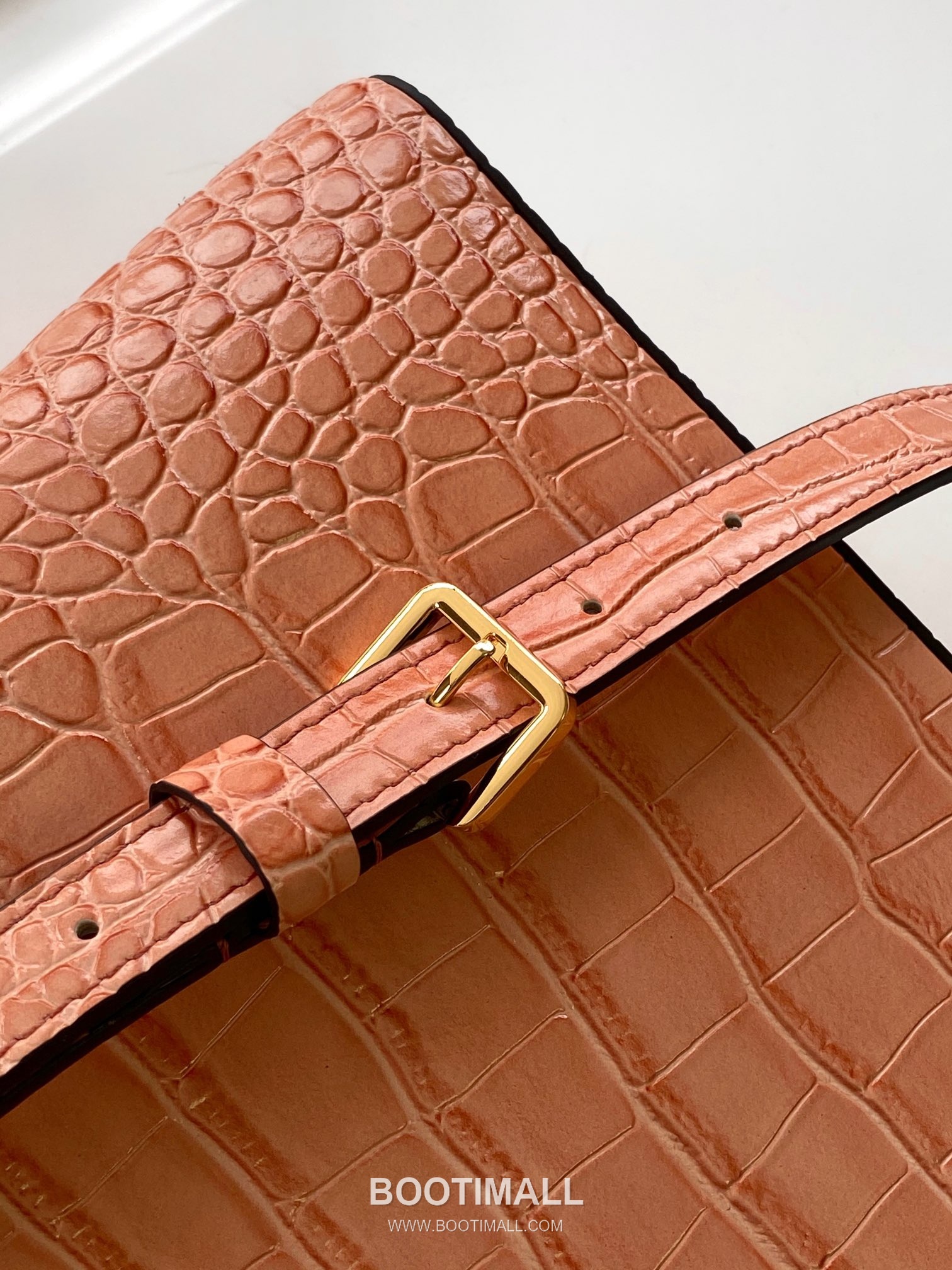 Louis Vuitton Calfskin Leather Shoulder Bag with Strap Metal Detail 루이비통 카프스킨 레더 숄더백 M92173 27cm 6