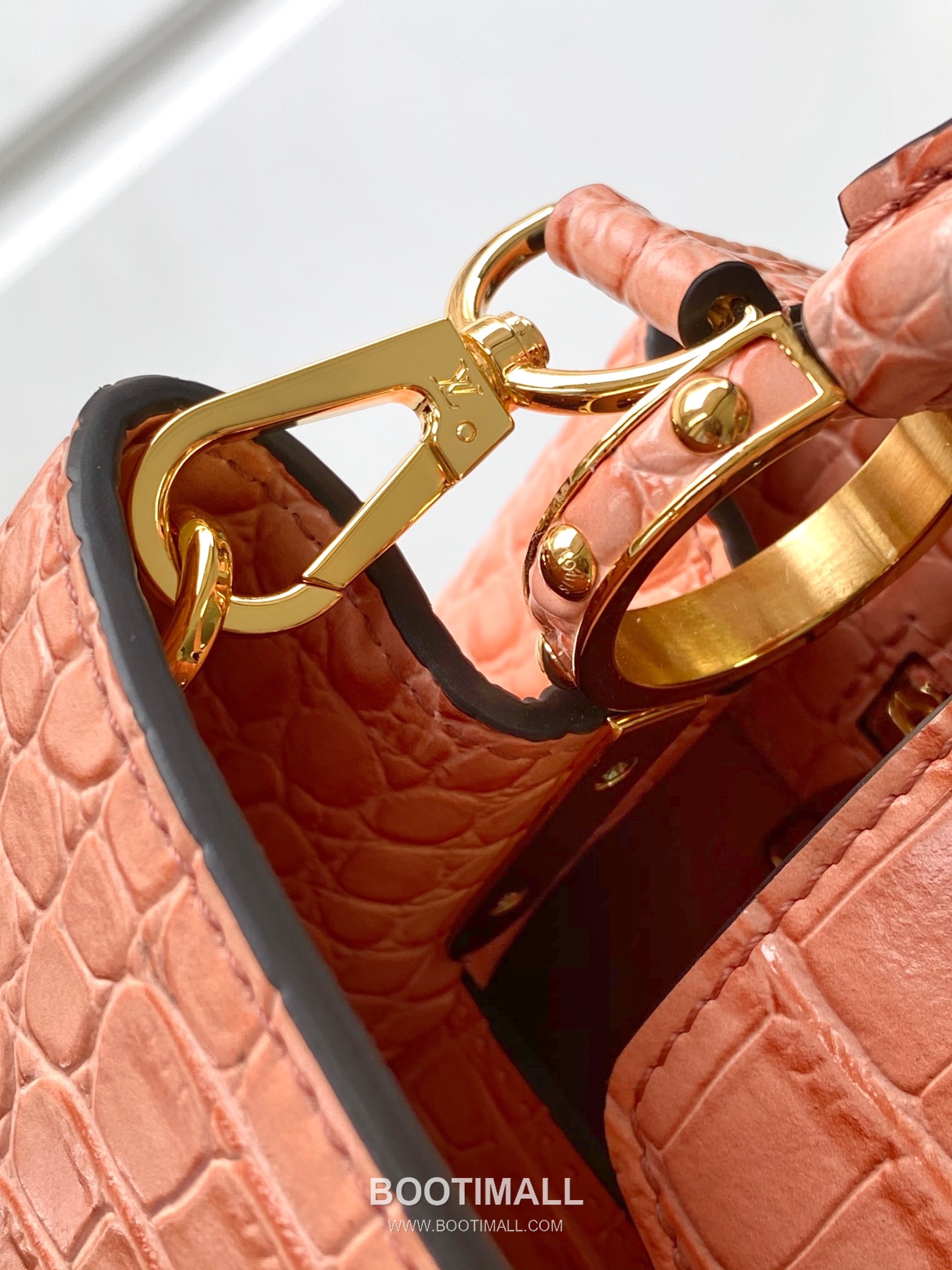 Louis Vuitton Calfskin Leather Shoulder Bag with Strap Metal Detail 루이비통 카프스킨 레더 숄더백 M92173 27cm 7