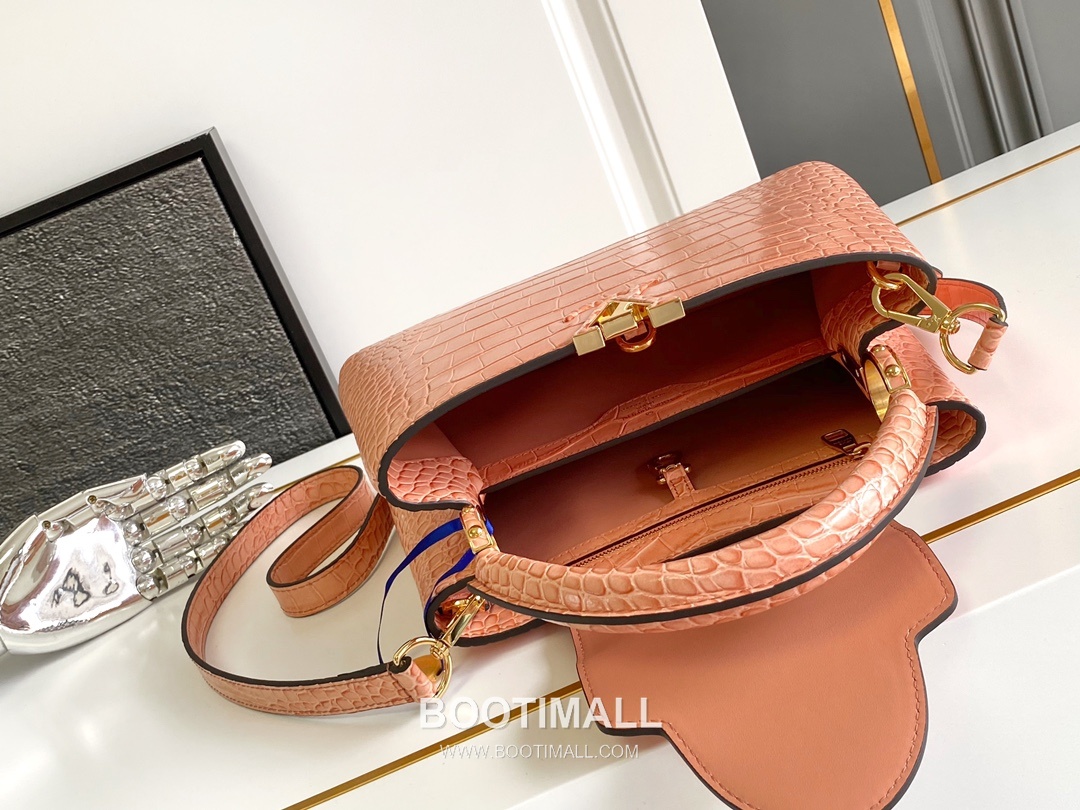 Louis Vuitton Calfskin Leather Shoulder Bag with Strap Metal Detail 루이비통 카프스킨 레더 숄더백 M92173 27cm 8