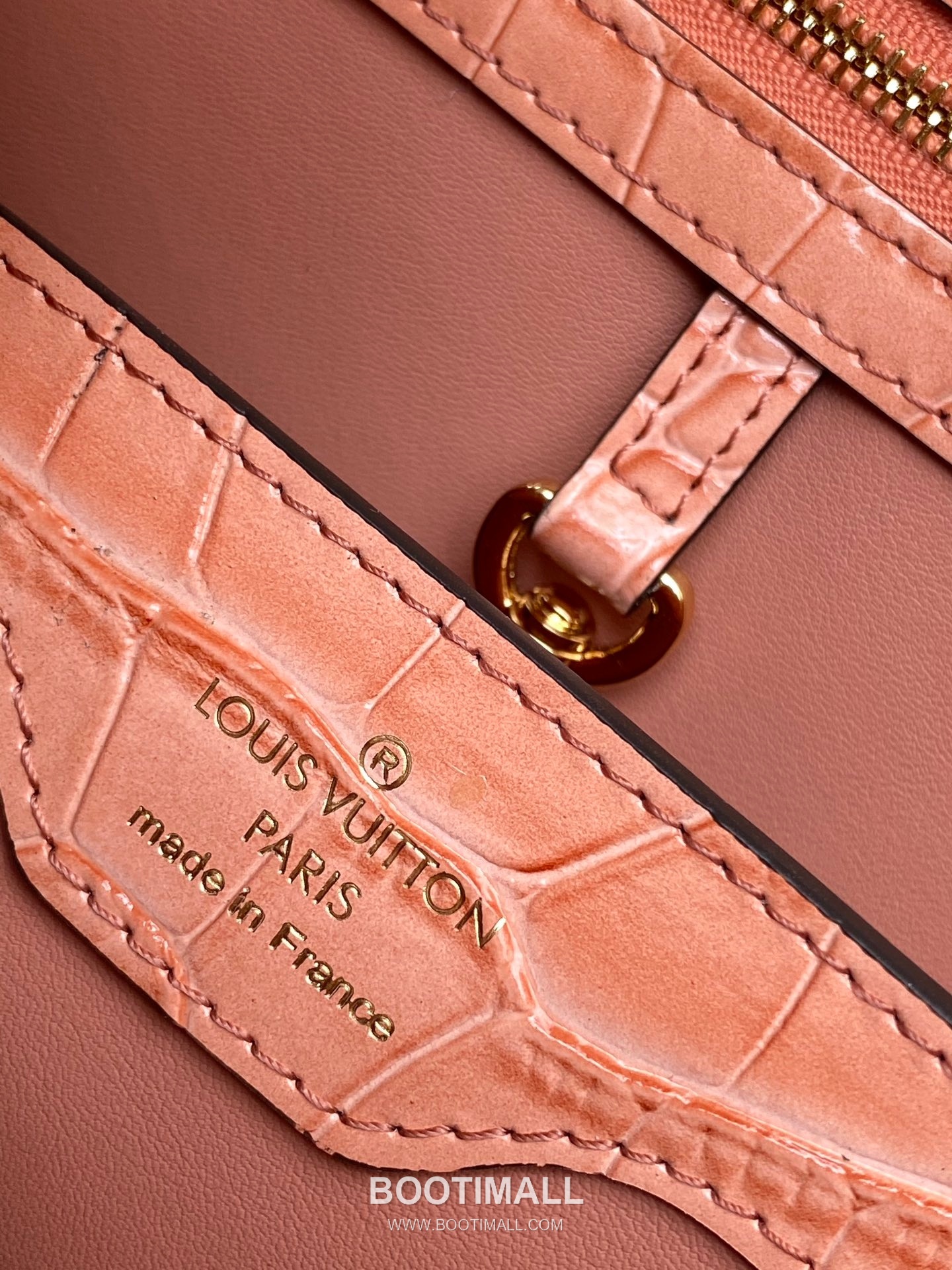 Louis Vuitton Calfskin Leather Shoulder Bag with Strap Metal Detail 루이비통 카프스킨 레더 숄더백 M92173 27cm 9