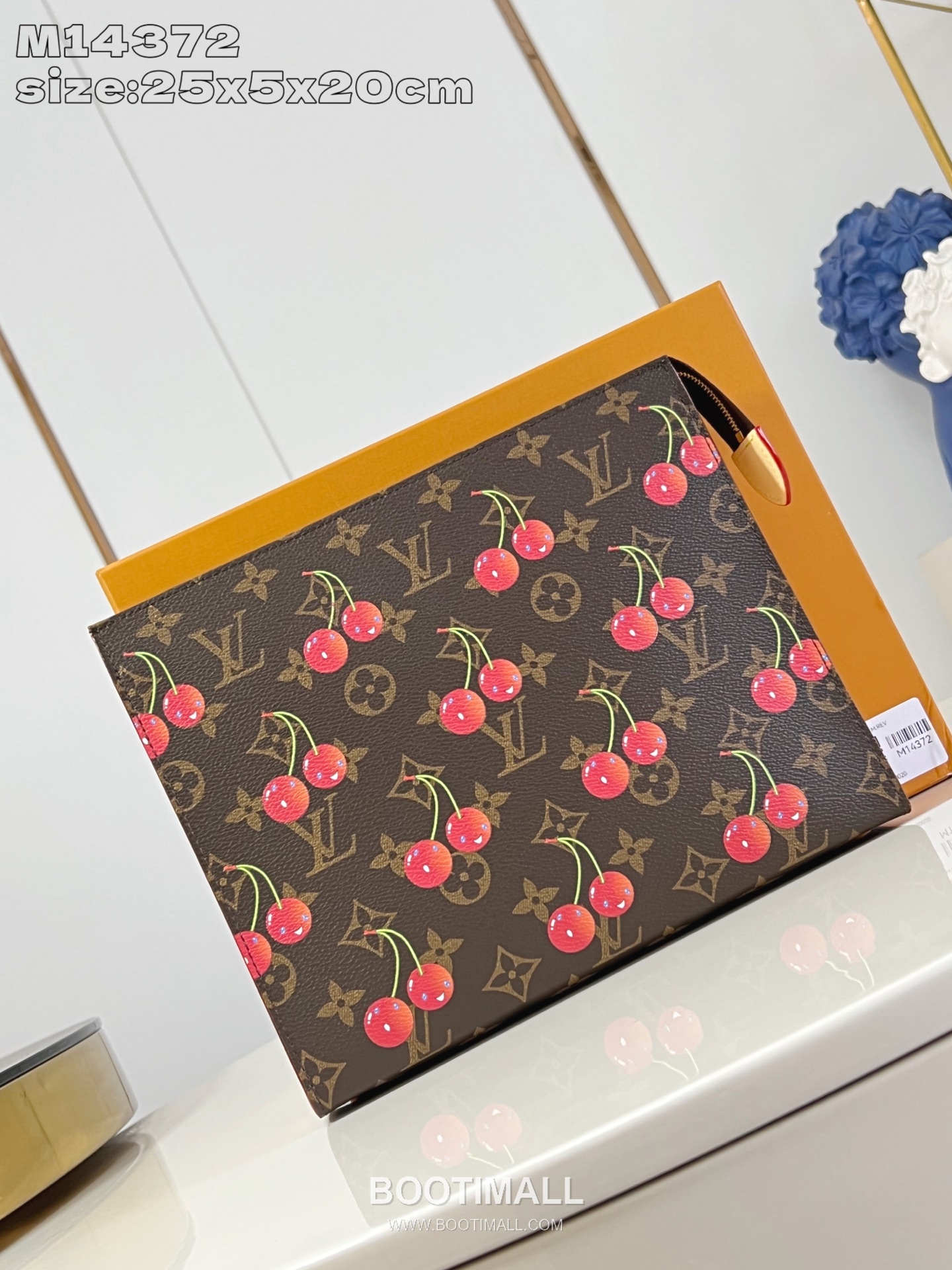 Louis Vuitton Monogram Canvas Toiletry Bag with Cherry Print Zip Pocket Detail 루이비통 모노그램 캔버스 토일레트리 파우치 M14372 20cm 1