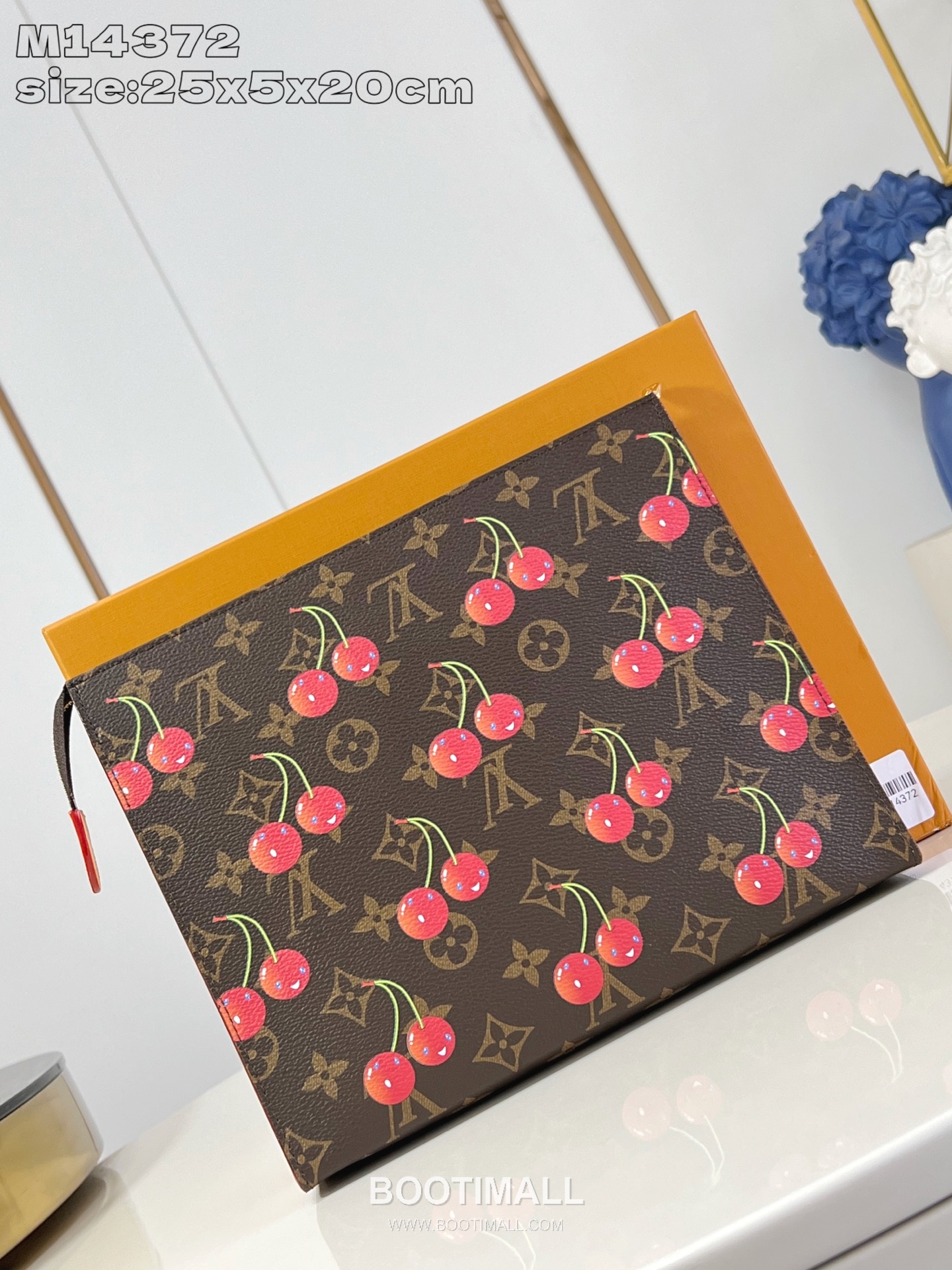 Louis Vuitton Monogram Canvas Toiletry Bag with Cherry Print Zip Pocket Detail 루이비통 모노그램 캔버스 토일레트리 파우치 M14372 20cm 2