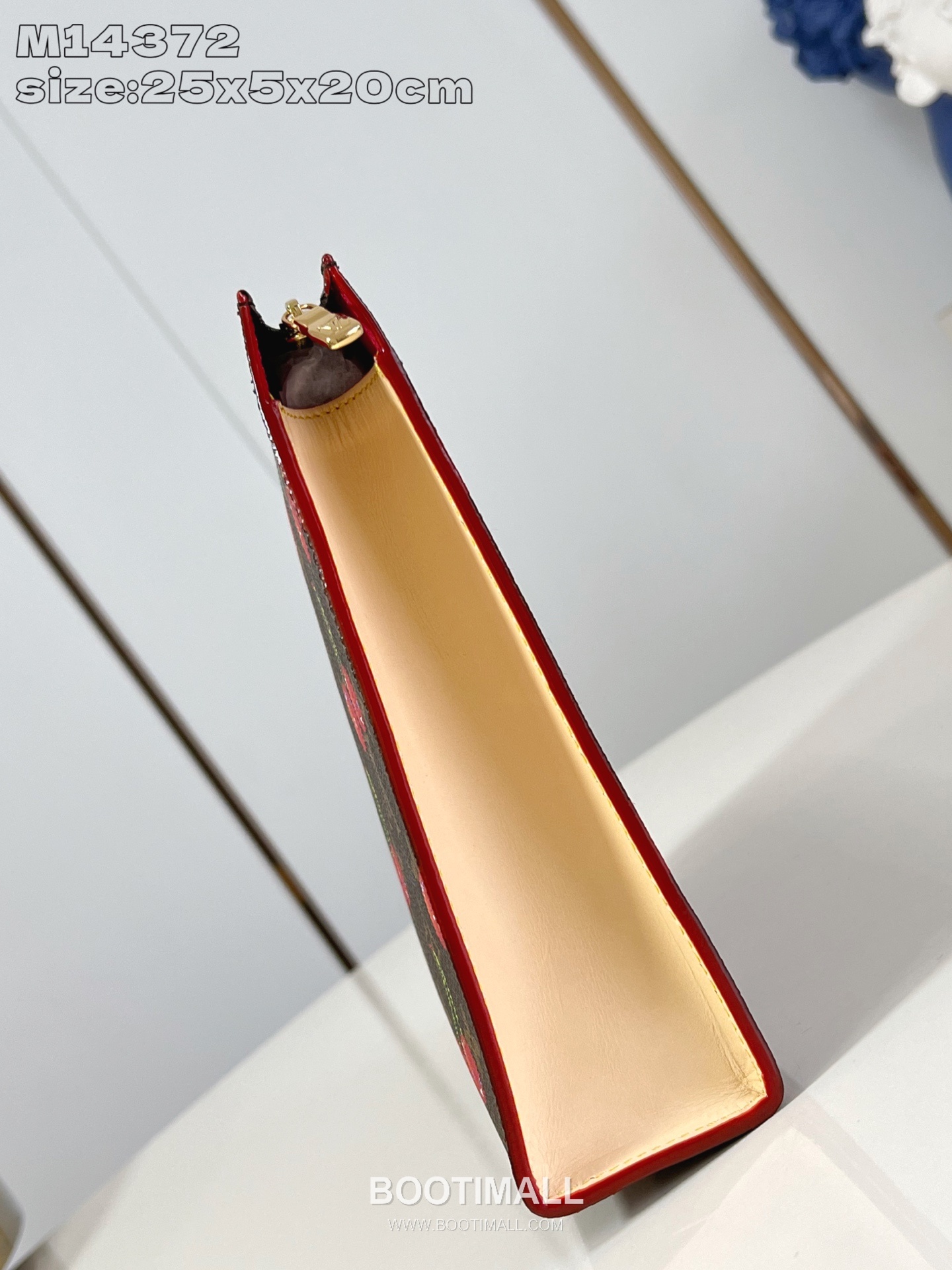 Louis Vuitton Monogram Canvas Toiletry Bag with Cherry Print Zip Pocket Detail 루이비통 모노그램 캔버스 토일레트리 파우치 M14372 20cm 5